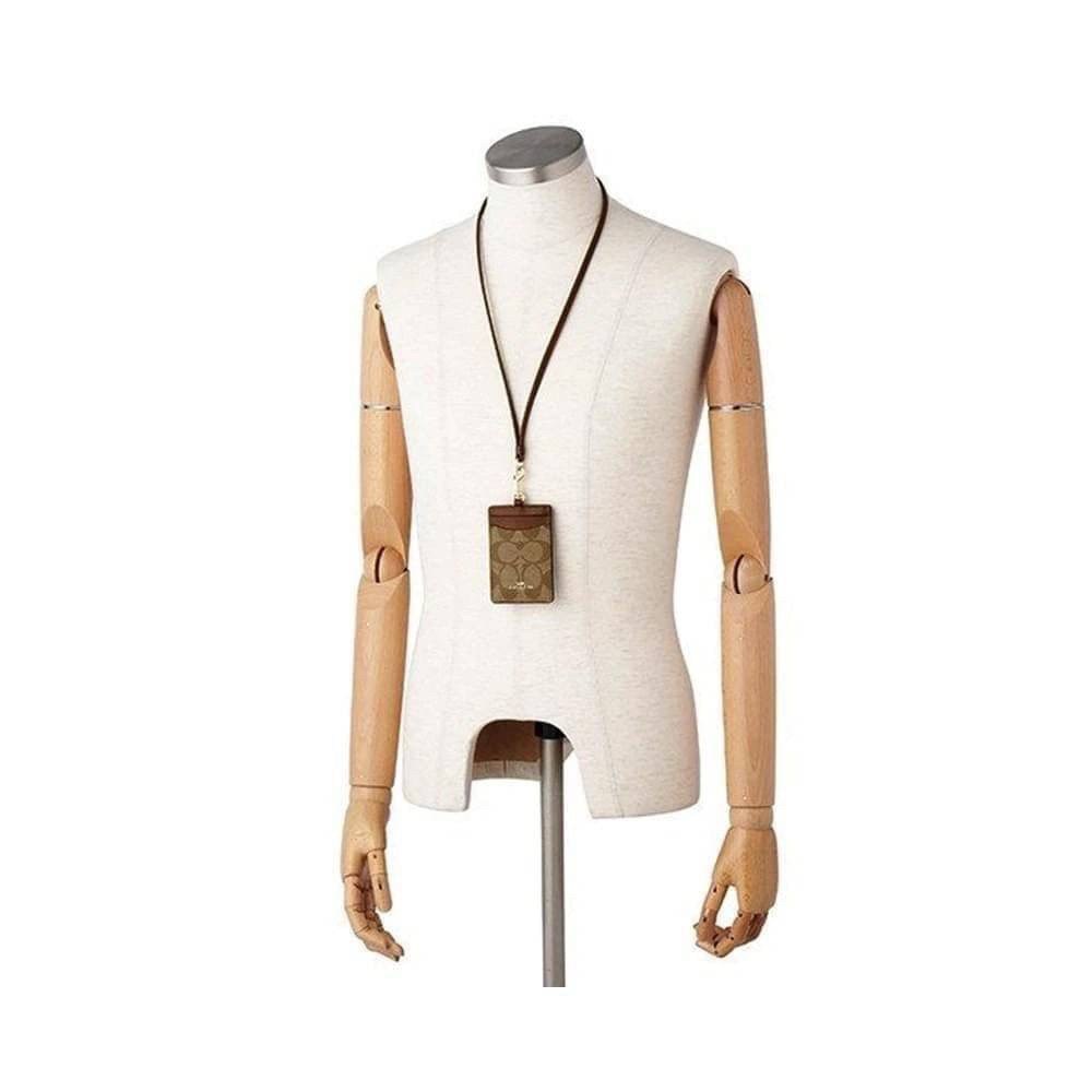 COACH F63274 ID LANYARD IN SIGNATURE COATED CANVAS กระเป๋าใส่บัตรคล้องคอ ลาย C ทั้งใบ ด้านหน้าตกแต่งชื่อแบรนด์ สวยมากกก ใส่บัตรพนักงาน และบัตรต่างๆ มาพร้อมสายคล้องคอ สายถอดออกได้ ตัวกระเป๋ามี 3 ช่องค่ะ