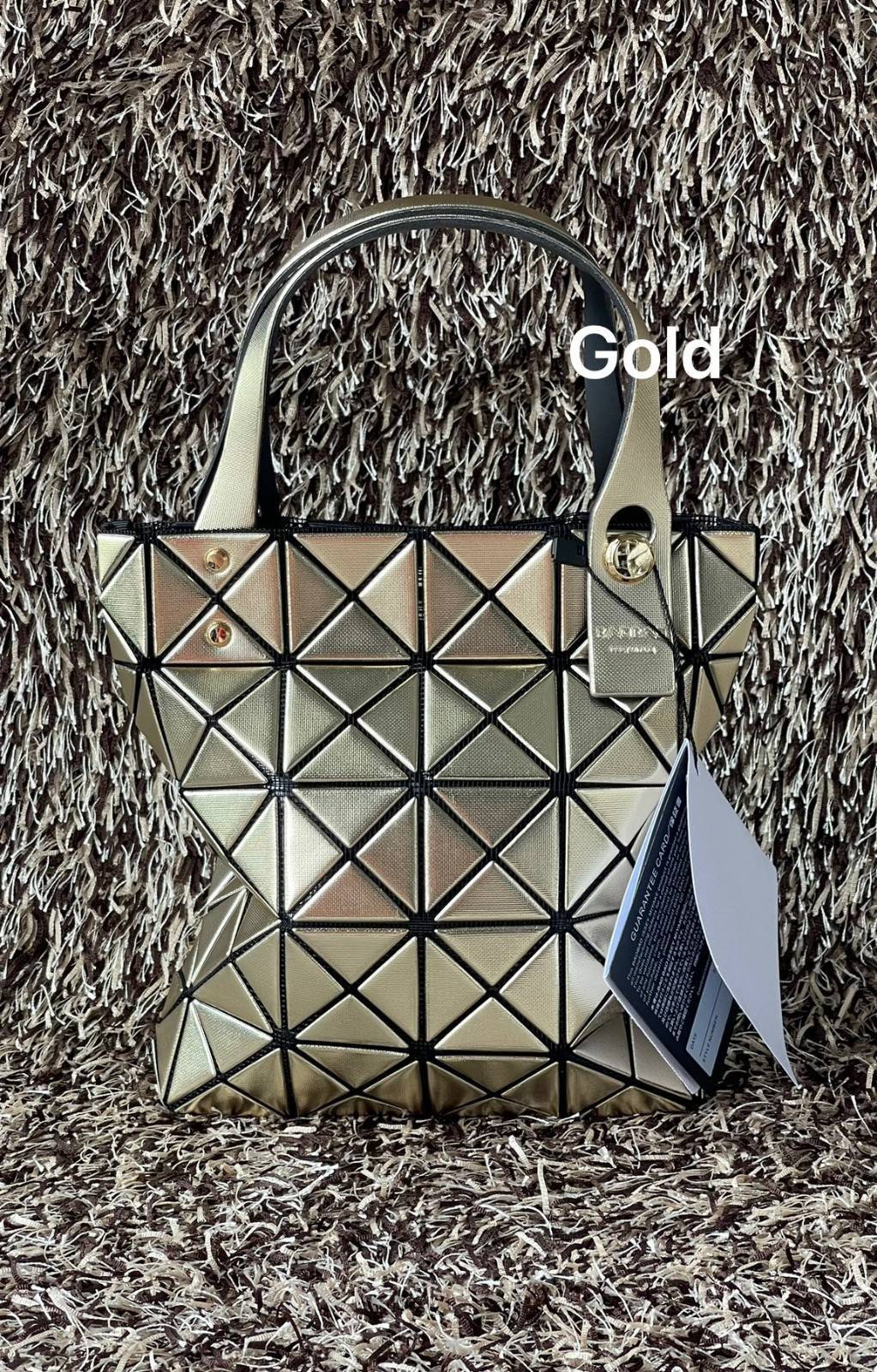 BAO BAO ISSEY MIYAKE PLATINUM COFFRET สะท้อนแสงเพื่อสร้างสินค้าระดับพรีเมียมที่ให้ความเงางามที่เหนือกว่า เพิ่มความหรูหราและโดดเด่นให้กับ เพราะมีความแวววาวและเป็นประกาย