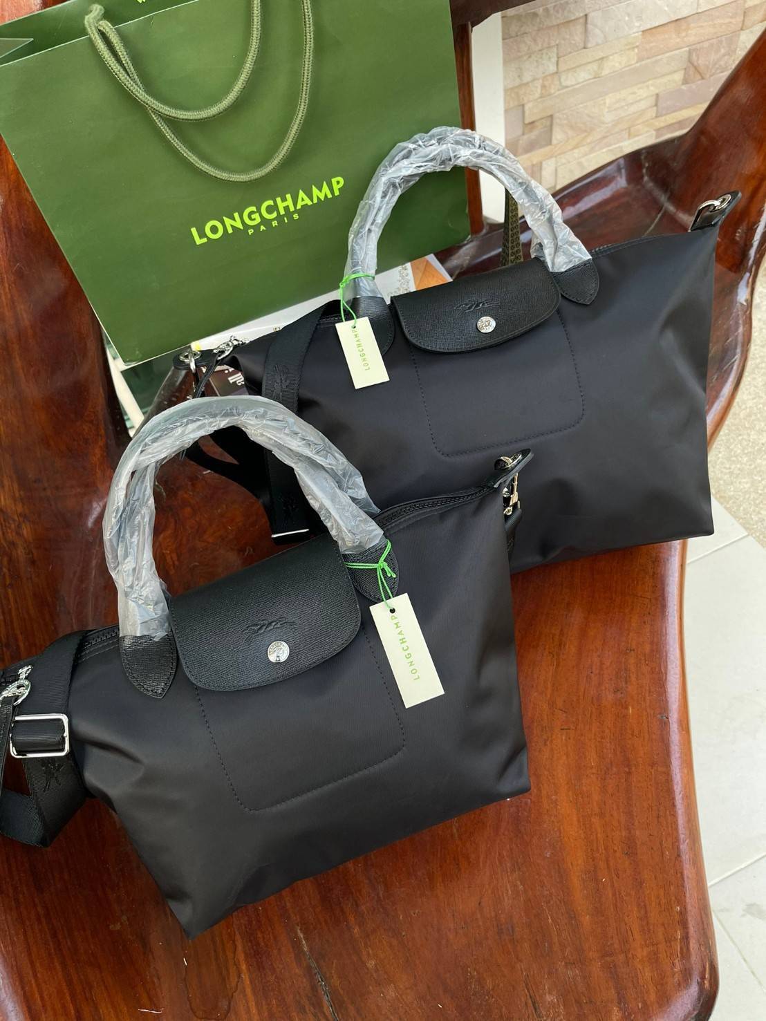 ของแท้ 💯% Longchamp LE PLIAGE NÉO TOP HANDLE BAG (small size) อีกหนึ่งรุ่นยอดนิยม ที่สาวๆ ต้องมีไว้เก็บไว้สักใบ กระเป๋าโท้ทใบนี้ มาพร้อมกับสีที่มีสไตล์เรียบง่าย