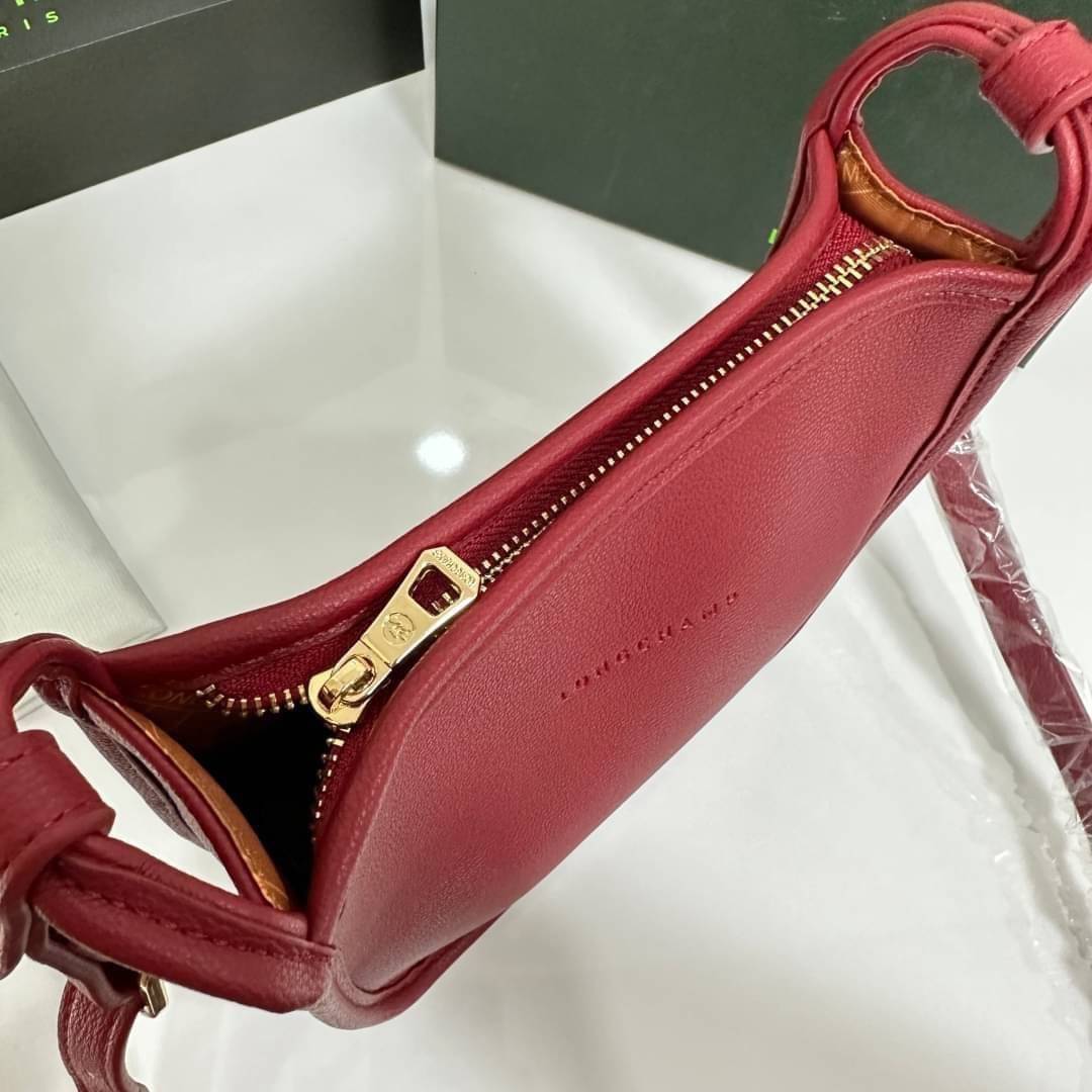 LONGCHAMP LE FOULONNÉ CROSSBODY BAG กระเป๋าสะพายที่เรียบง่ายและดูดี การออกแบบที่คล่องตัวของรุ่นนี้เหมาะอย่างยิ่งสำหรับผู้หญิงที่มีบุคลิกที่ต้องการกระเป๋าสไตล์แบบเรียบง่าย
