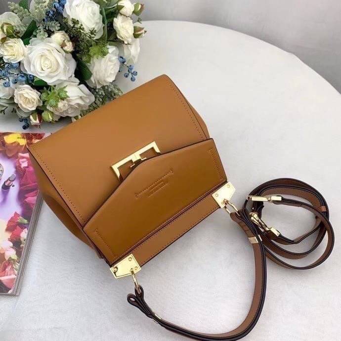 หนังแท้ Givenchy Mini Mystic Calfskin Leather Satchel / Givenchy Top Handle Bag กระเป๋ารุ่นใบใหม่จากแบรนด์หรู การออกแบบเชิงมุมโดดเด่นด้วยแผ่นปิดสามเหลี่ยมที่มีรายละเอียดพร้อมการปิดด้วยแม่เหล็ก double-G พกติดตัวไว้ที่หูหิ้วด้านบนหรือสวมสายสะพายทรงเรียวเพื่