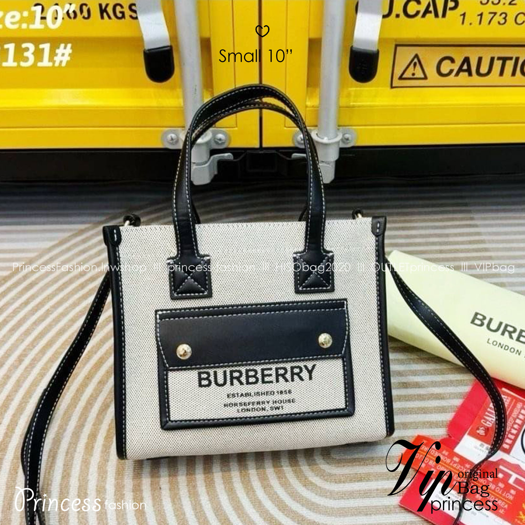 Burberry Freya Canvas Tote Bag Small กระเป๋าสะพายทรงโท้ทใบเล็กกะทัดรัดใช้งานง่าย ดีไซน์ทรงเหลี่ยมสวยอยู่ทรง ด้านหน้ามีช่องใส่ของ ภายในโล่งกว้างจุ หูจับหนังถนัดมือ