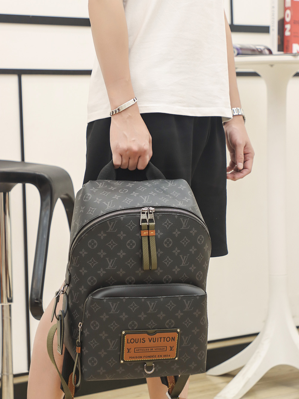 LV Discovery Backpack / LV Backpack in Black กระเป๋าเป้ งานปั้มแบรนด์ ใช้ได้ทั้งชายหญิง ภาพถ่ายจากงานขายจริง ใช้งานต่างประเทศได้