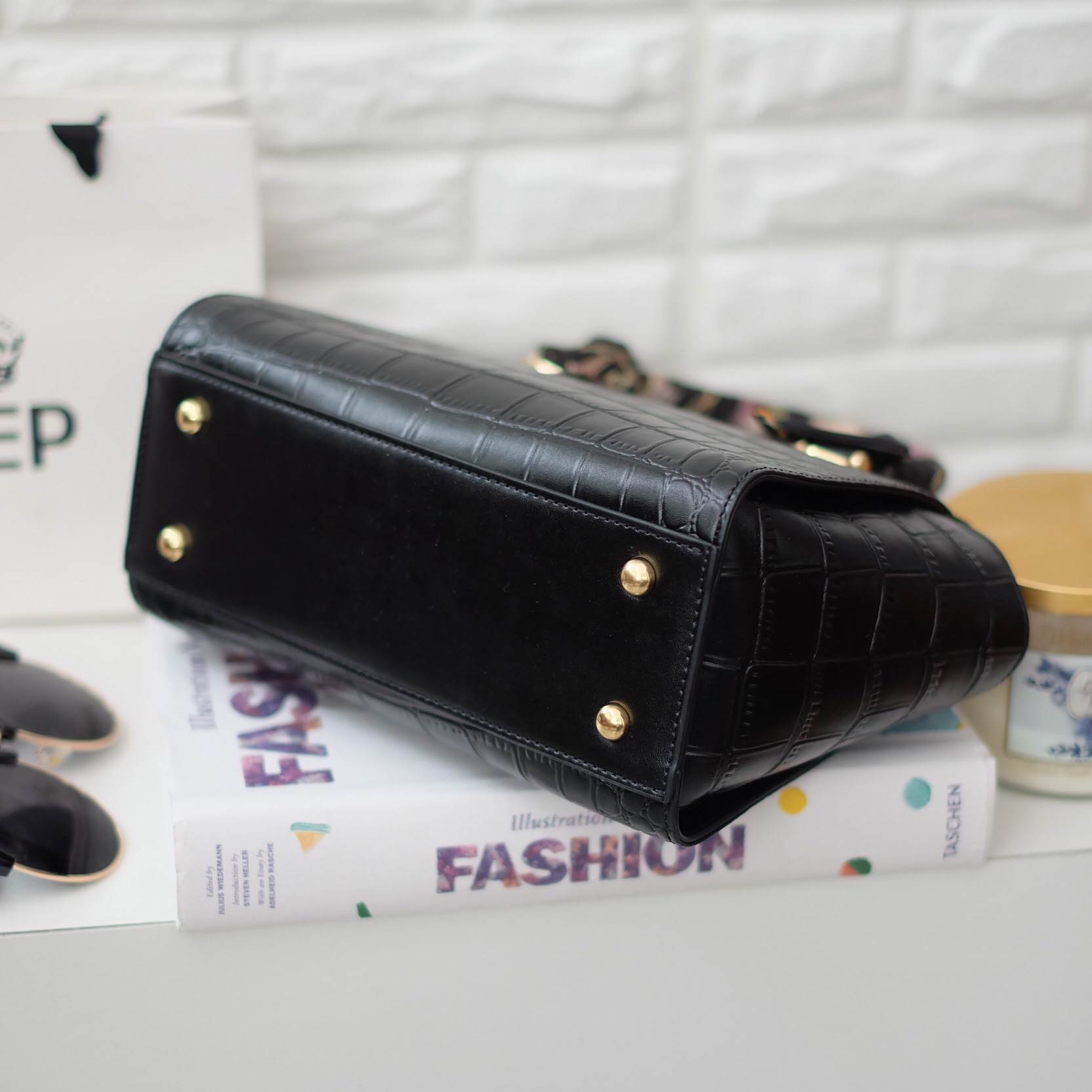 รุ่นใหม่ล่าสุด หนังปั๊มลายจรเข้ สวย หรู มากๆค่า รุ่น KEEP Infinite office bag สวย น่ารัก ขนาดตอบทุกโจทย์การใช้งาน เห็นแล้ว หลงรักเลยคะ 🌲ตัวกระเป๋าขนาดกำลังดี ลายหนังสวยที่สำคัญ ดูแลรักษาง่าย ประดับด้วยผ้าพันหูกระเป๋ารุ่นพิเศษ ทำให้กระเป๋าเก๋ ขึ้น 