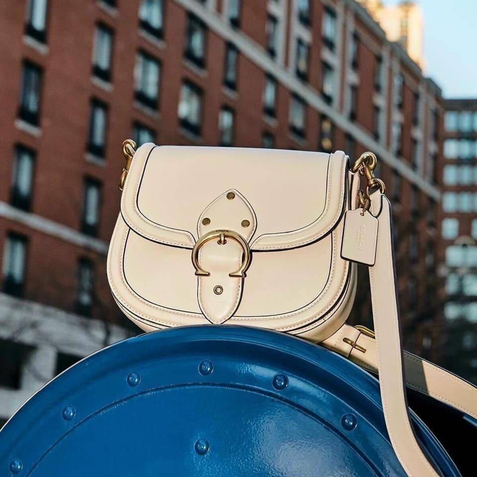 COACH C0749 BEAT SADDLE BAG The best item! ที่สาวๆรอคอย! ฮอตไฟลุก! สีหายาก ละมุนคุณหนู คอลเลคชั่นใหม่ ดีไซน์หรูหรา พิเศษมากๆมาพร้อมสายสะพาย 2 เส้น ใช้คู่กันหรือแยกสะพายก็สวยครบสูตร กระเป๋าสะพายทรง saddle คลาสสิค วัสดุหนัง glove-tanned ทนทาน เปิด-ปิดด้วยกร