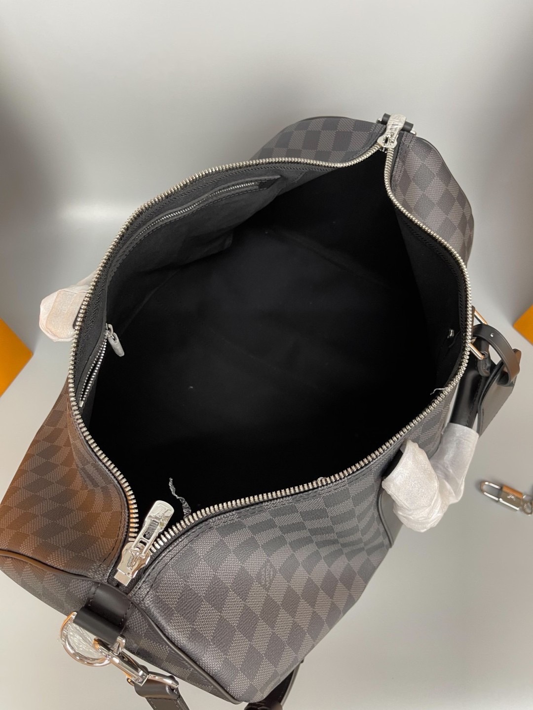 LV Keepall Bandoulière 45 Monogram Eclipse / Damier Graphite Canvas กระเป๋าเดินทางแบบดัฟเฟิล เป็นรุ่นที่เคียงข้างนักเดินทางรอบ สวยหรูโลกสง่างามตลอดกาล มีไว้ไม่มีเอาท์ เกรดท็อป ออริ เทียบแท้ 1:1 เกรดดีสุด