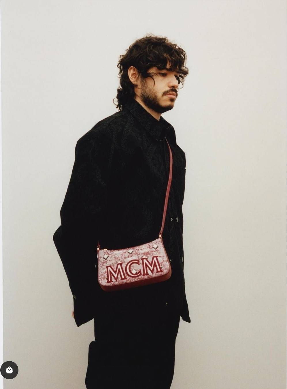 M.C.M MINI SHOULDER BAG IN VINTAGE JACQUARD MONOGRAM คอลเลคชั่นใหม่ล่าสุด โดดเด่นด้วยลายโมโนแกรม ถักทอบนผ้า woven jacquard กระเป๋าสะพายทรงพอชที่ไม่ธรรมดา มาพร้อมสายสะพายในตัว สามารถปรับใช้ได้ 2 แบบ สายยาวสะพายข้าง หรือจะนำสายเส้นกลางออกและปรับใช้สะพายไหล่