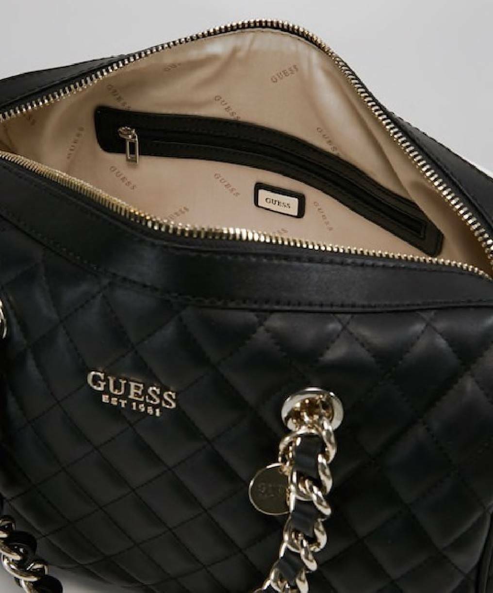 GUESS WOMEN’S BOWLING BAG กระเป๋าสะพายทรง Bowling รุ่นใหม่ล่าสุดจาก GUESS FACTORY หนังนิ่มลายตารางสวยอยู่ทรงใบใหญ่กำลังดี ด้านหน้าประดับโลโก้หูหิ้วโซ่ร้อยหนังสะพายไหล่ได้เเข็งแรงรับน้ำหนักได้เยอะ เปิดปิดด้วยซิปสะดวกใช้ มีหมุดรองฐานกันรอย ภายในมีช่องซิปและ