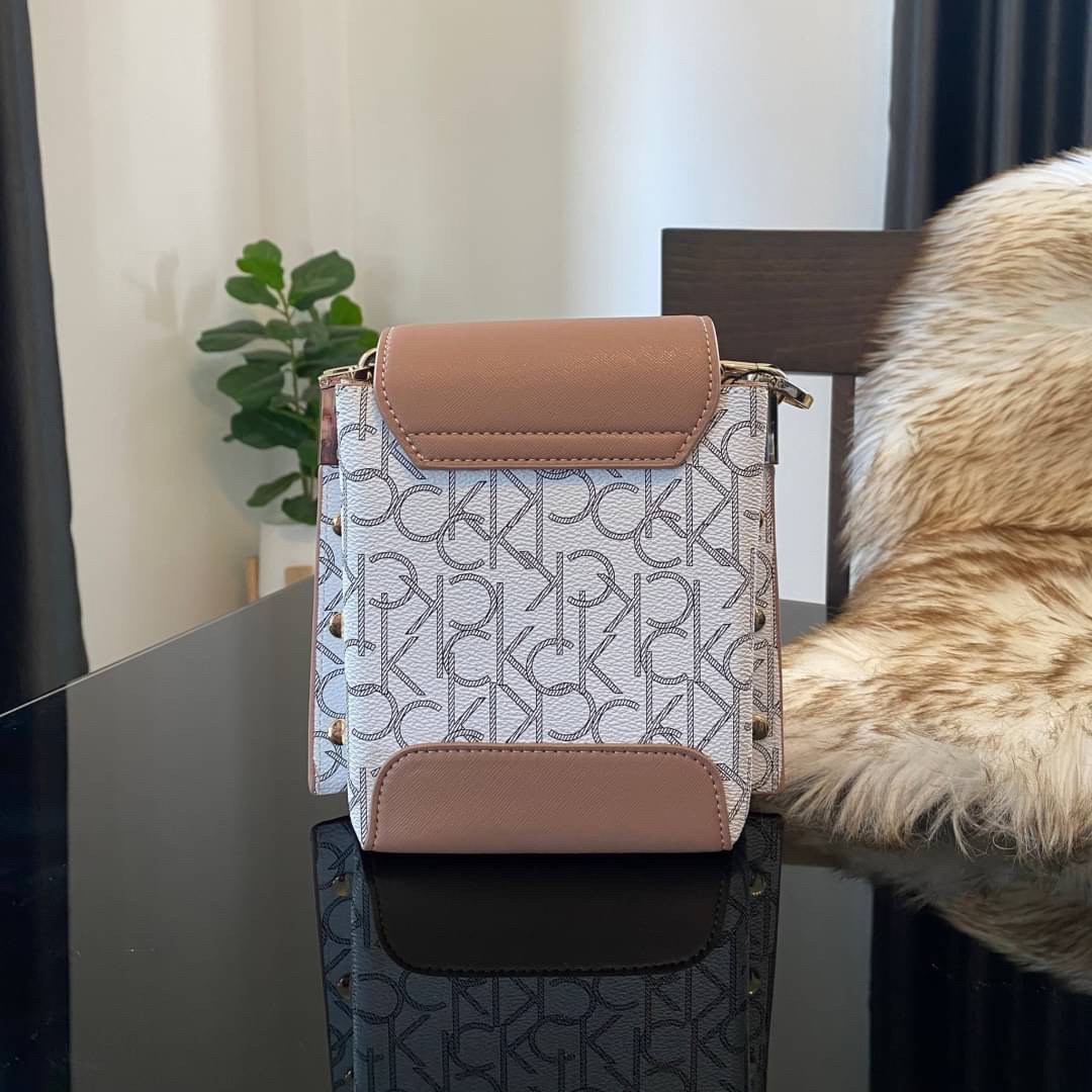 CALVIN KLEIN JEANS crossbody bag กระเป๋าถือหรือสะพาย ลายซิกเนเจอร์แบรนด์ทั้งใบ เปิด-ปิดกระเป๋าด้วยกระดุมแม่เหล็ก ด้านในแบ่งเป็น 2 ช่องหลัก และมีช่องเล็กใส่ของจุกจิก ซับในลายแบรนด์อย่างดี มาพร้อมสายสะพายยาวปรับระดับได้ฟรีไซต์ สามารถใช้ได้หลากหลายโอกาสค่ะ