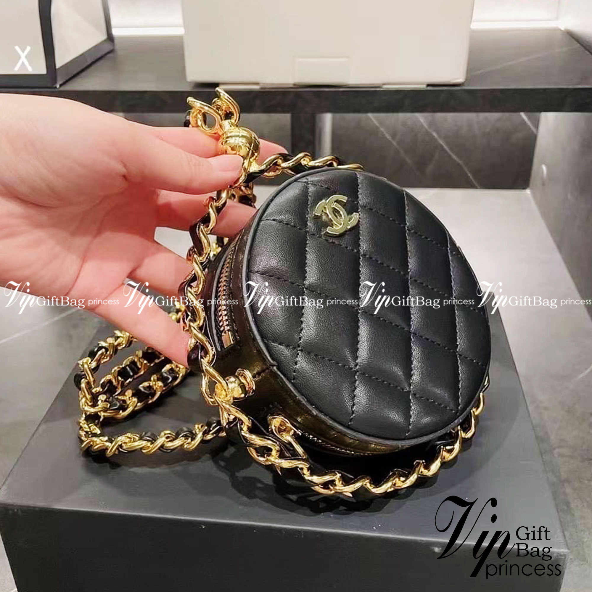 Chanel Round Clutch On Chain / CHANEL Mini Round Bag กระเป๋ามินิใบเล็กน่ารัก โดดเด่นด้วยรูปทรงกลมสุดชิค ตอบโจทย์และครองใจสาวๆ ได้อย่างแท้จริง