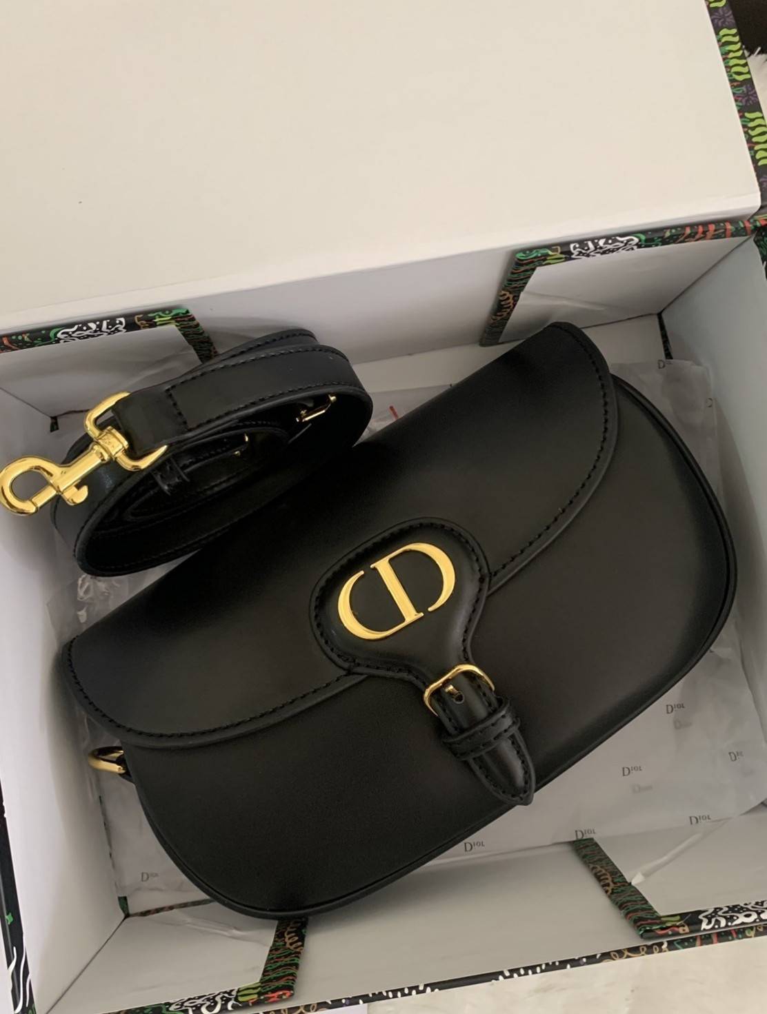 DIOR BOBBY EAST-WEST BAG (GWP) พรีเมี่ยมกิ้ฟ Limited Edition กระเป๋าสะพายขนาดกระทัดรัด น่ารักมากมาย วัสดุหนังแท้ (Calfskin) อะไหล่ทอง ตกแต่งด้านหน้ากระเป๋าแบบหัวเข็มขัด ประดับโลโก้ CD ด้านหลังสกรีนตัวอักษร "30 MONTAIGNE" มีช่องสำหรับเก็บของหนึ่ง