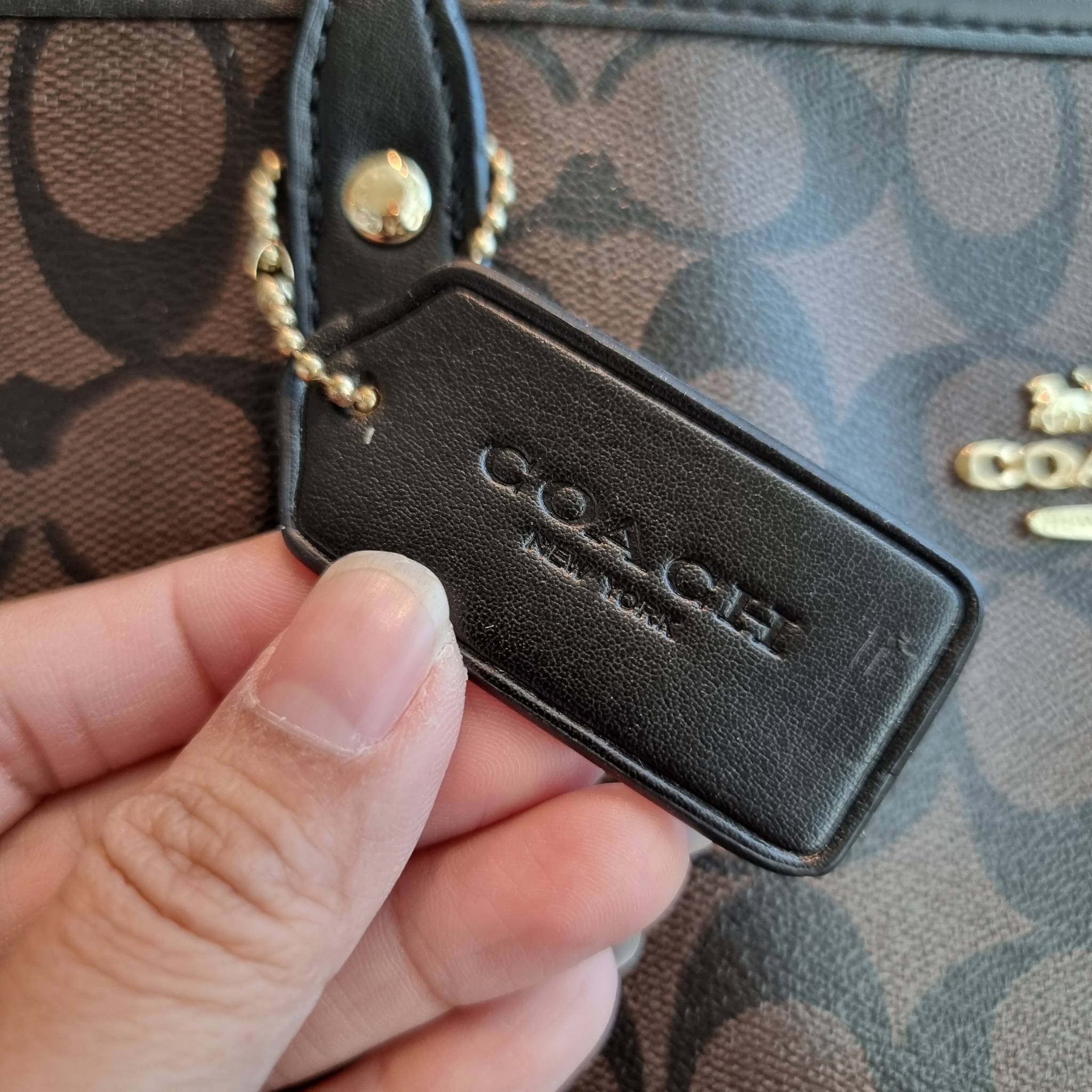 OUTLET 】COACH F58292 CITY ZIP TOTE IN SIGNATURE 16" รุ่นขายดี!! ไซส์ใหญ่ สีสวยมาให้แบบจัดเต็ม!! กระเป๋าถือทรงโท้ทใบใหญ่ สวยน่าใช้ทุกสี สะพายคล้องไหล่ได้เก๋ๆ จุของแน่นๆไปเลยจ้า!! วัสดุหนังแคนวาสคุณภาพ ปากกระเป๋าเปิด-ปิดด้วยซิป กันของหล่นได้ ถือไปไหนก็