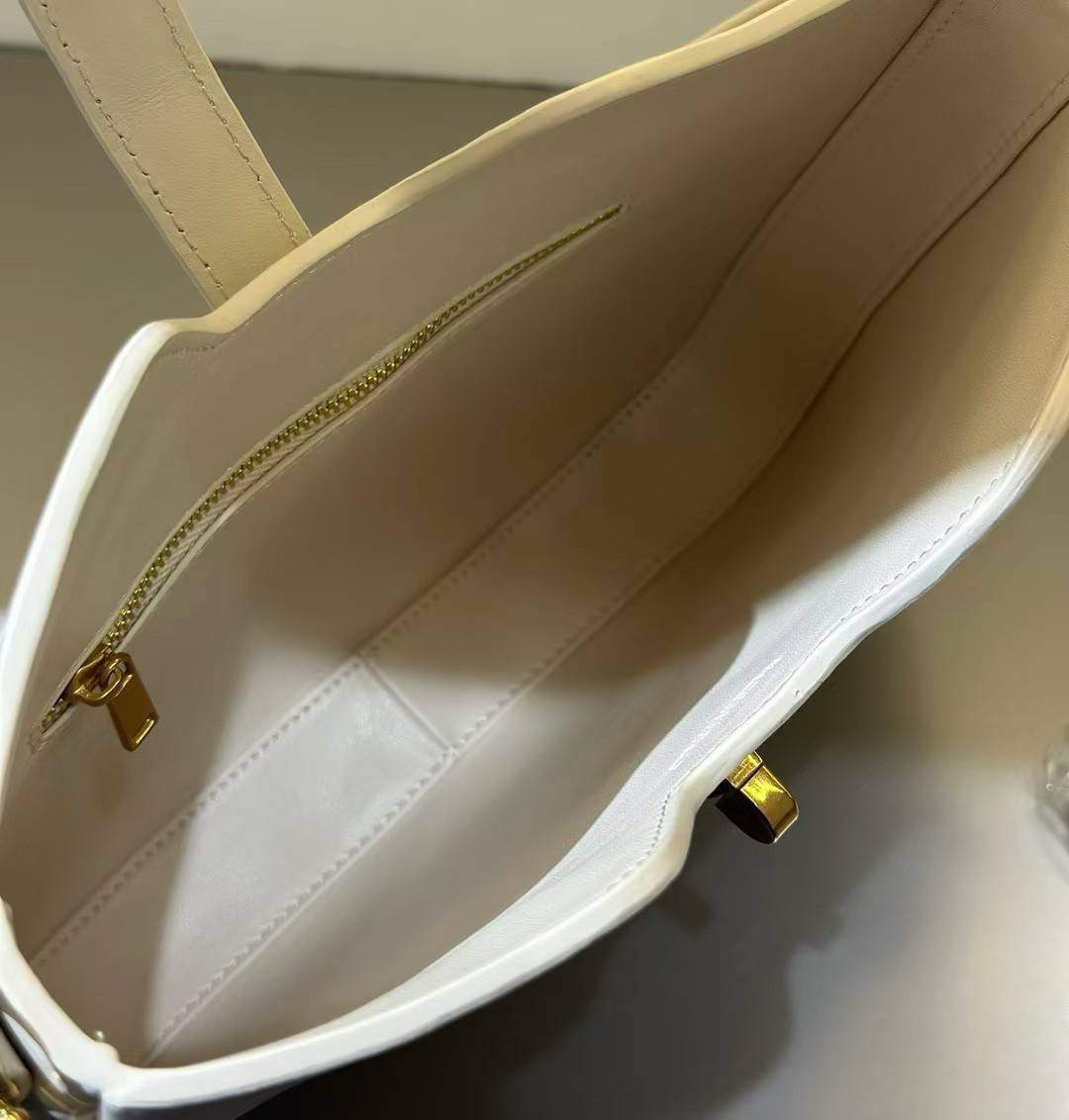 ORI หนังแท้ | CELINE CAMILLE 16 SOFT BAG IN SMOOTH กระเป๋าทรงโฮโบที่ตัวแม่ตัวมัมใช้กันเยอะสุดๆ ด้วยรูปทรงยอดนิยม สะดวกใช้ด้วยอะไหล่บิดล็อค สีทองสวยโดดเด่น