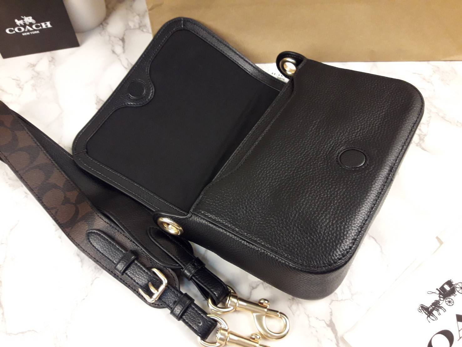 COACH SMALL JES MESSENGER WITH SIGNATURE CANVAS STRAP(COACH F77979)🌺 ทรงนี้ สวยมากจริงๆ ฮิตมากๆตลอดกาล //สะพายข้างฝาปิด ล็อคด้วยแม่เหล็กแน่นหนา รุ่นนี้สวยมาก >>วัสดุหนังแท้เต็มใบ หนังสวยคุณภาพดีมากๆ ยิ่งใช้ หนังยิ่งสวย>>สายสะพายถอดได้ 