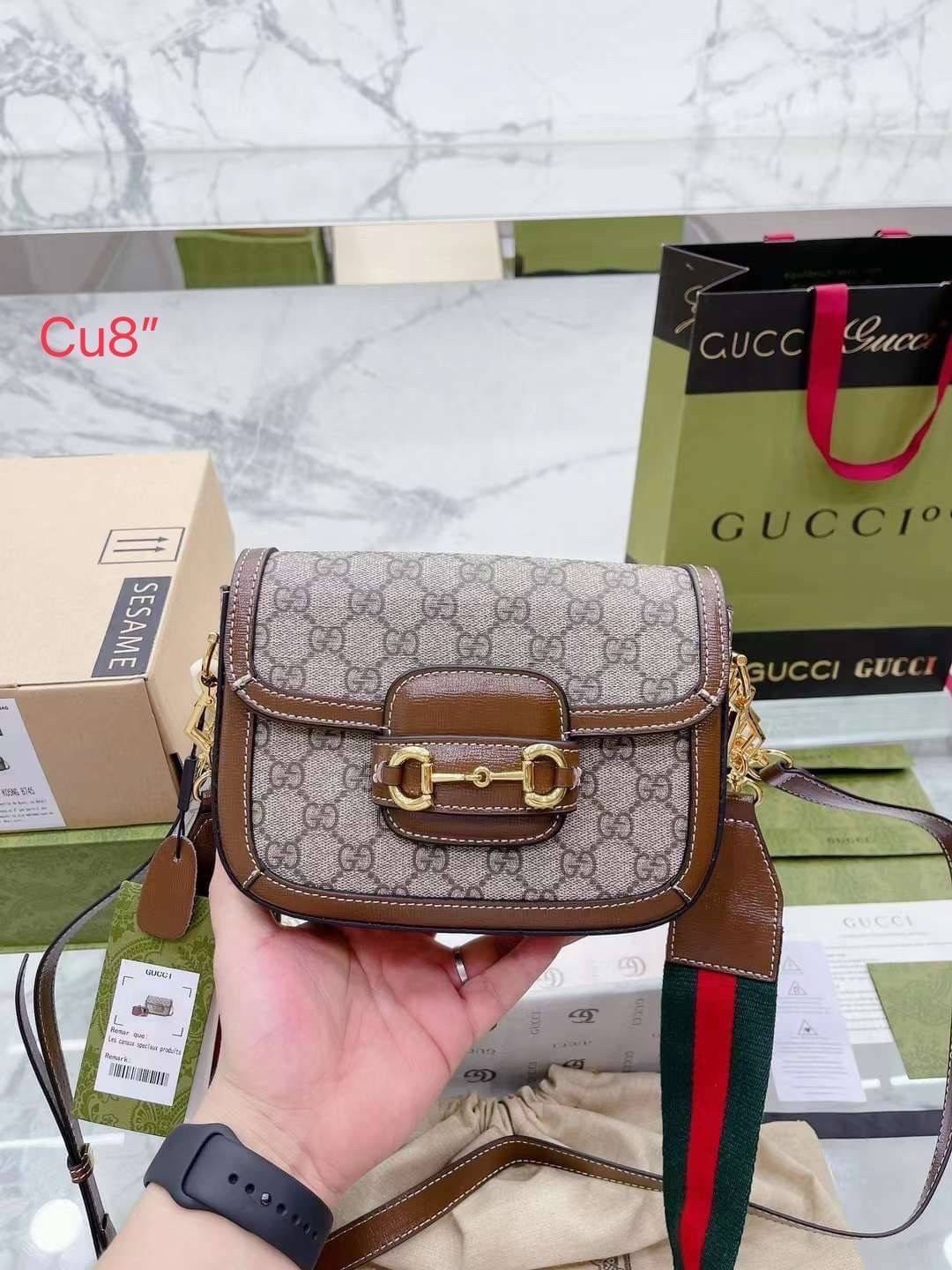 GUCCI HORSEBIT 1955 MINI BAG เกรดออริจินอล กระเป๋าสะพาย crossbody รุ่นฮิต สุดหรูหรา คลาสสิค จุของสำคัญได้เยอะ มาพร้อมสายสะพายยาว 2 เส้น สามารถ ปรับระดับได้ ถอดออกได้ รุ่นนี้ใช้งานดีมาก บอกต่อกันถึงที่สุด ใช้ได้ทุกโอกาส เป็นอีกรุ่นที่โดดเด่นมากๆ