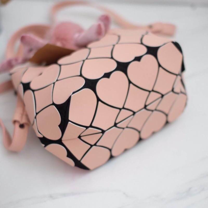 รุ่นขายดี สีใหม่ ‘ (flamingo)Flamingo ‘ ( ชมพูนม เนื้อ Matte ) !! น่ารักปรอทแตก รุ่น Over Heart💕 ลาย หายาก ปรับทรงได้ 2 แบบ สวยรับประกันเลยค่า ( แถมฟรี !! Bunny DV 🐰สุด คิ้ว ) 👉🏻👉🏻กระเป๋า จากแบรนด์ David Jon