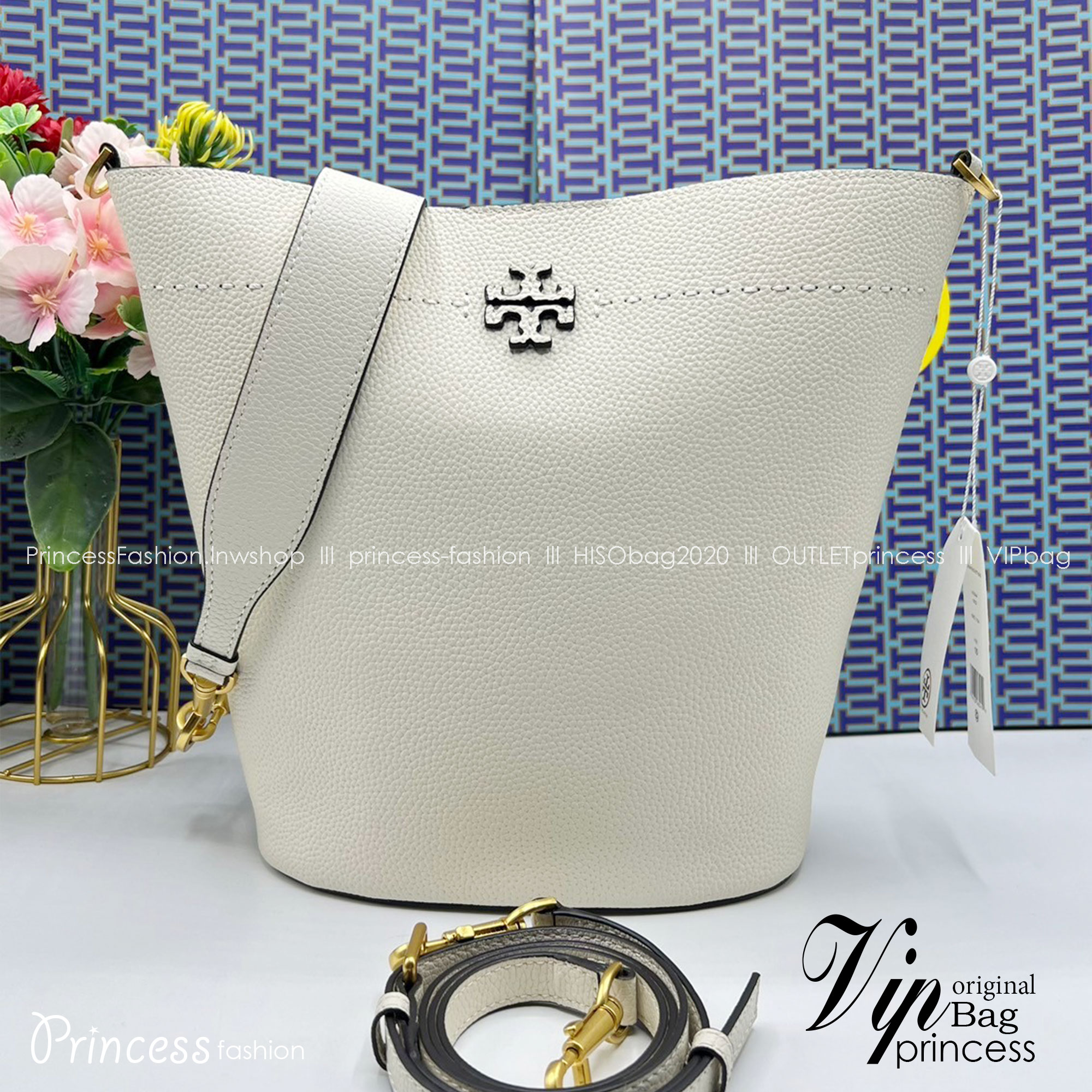 Tory Burch McGraw Bucket bag / Tory Burch Mcgraw Double T Logo Plaque Bucket Bag พร้อมส่ง 4 สี กระเป๋าสะพายหรือถือคล้องแขนทรงถัง จุของได้เยอะใบนี้ตอบโจทย์ได้ดีมาก โทนสีเรียบง่าย แฝงไปด้วยความดูดี สุขุมและเป็นผู้ใหญ่
