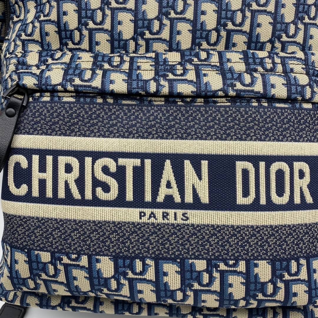 DIOR TRAVEL BACKPACK Blue Dior Oblique Jacquard อีกหนึ่งรุ่น Best seller ที่ต้องมี!! Unisex ใช้ได้ทั้งชายหญิง ภายในโล่งกว้าง ใบนี้คุ้มค่าราคามากๆ ทั้งดีไซน์และฟังก์ชั่นการใช้งาน ตอบโจทย์แน่นอนจ้า