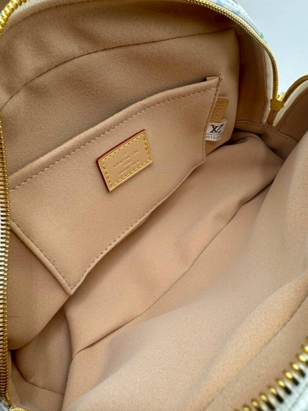 LV x TM Handbag East West Murakami กระเป๋าทรงโท้ทรุ่นท็อปฮิต กับดีไซน์ใหม่ต้อนรับฤดูร้อน โดดเด่นด้วยการตกแต่งลายพิมพ์ โทนสีสดใสสะดุดตา มาพร้อมพวงหนังห้อยรูปโบว์และแท็กปั้มแบรนด์ จับในตัวพร้อมสายสะพายข้าง รูปทรงสวยตลอดกาล