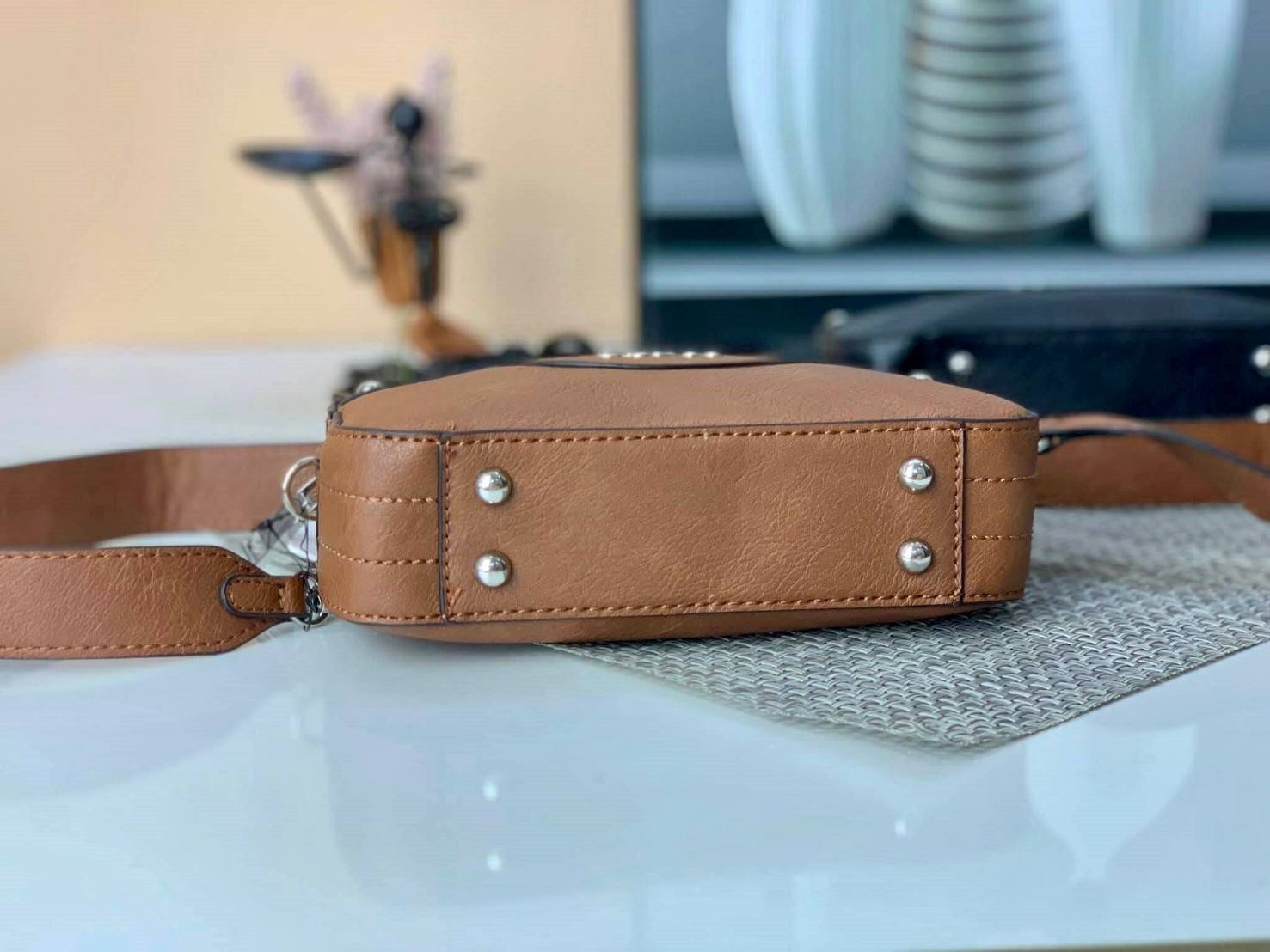 GUESS CROSSBODY BAG กระเป๋าสะพายรุ่นยอดนิยม วัสดุ Saffiano PU คุณภาพดี น้ำหนักเบา ด้านหน้าประดับด้วยโลโก้แบรนด์สุดหรู เปิดปิดกระเป๋าด้วยซิปสะดวกใช้ ด้านในโล่งกว้างมีช่องซิปและช่องเล็กสำหรับใส่ของ สามารถใส่มือถือได้ทุกรุ่น กระเป๋าสตางค์ใบสั้นได้ ซับในลายแบ