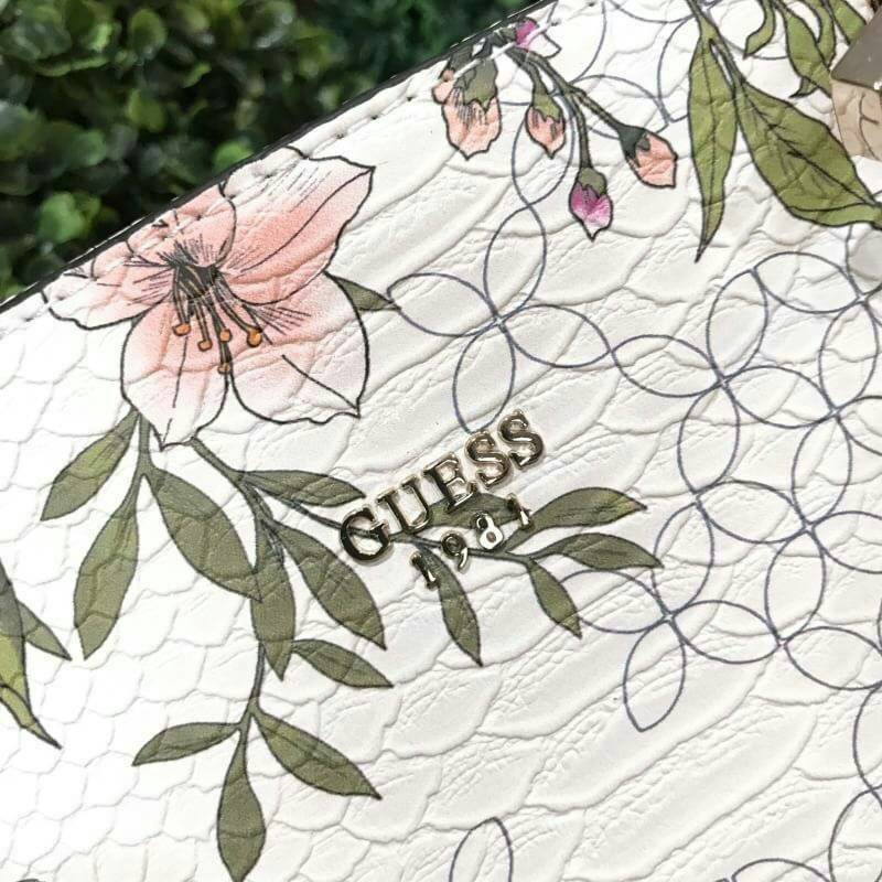 GUESS PRINTED KAMRYN FLOWERS SHOPPER BAG (SIZE L) กระเป๋าสะพายจาก GUESS FACTORY หนังสวยอยู่ทรงปริ้นลายดอกไม้คอลเลคชั่นล่าสุดใบใหญ่กำลังดี ใส่สัมภาระได้จุใจ น้ำหนักเบา ด้านหน้าประดับโลโก้แบรนด์อะไหล่เงินพร้อมพวงกุญแจแบรนด์ห้อยที่หูหิ้วถอดเเยกใช้ได้ หูหิ้วพ