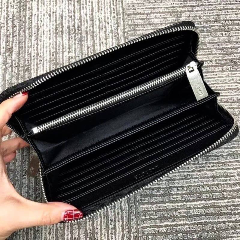 LACOSTE FACTORY LONG WALLET กระเป๋าสตางค์ใบยาวรุ่นใหม่ล่าสุดหนังสวยอยู่ทรงเปิดปิดด้วยซิปรอบด้านหน้ามีโลโก้แบรนด์เรียบหรู ภายในมีโลโก้ ช่องซิป ช่องใส่บัตรหลายช่องใส่มือถือ iphone8 เหรียญ บัตรได้เยอะ ตัวจริงสวยน่าใช้คลาสสิคไม่มีเอ้าท์ ราคาสุดคุ้ม สินค้ามาพร