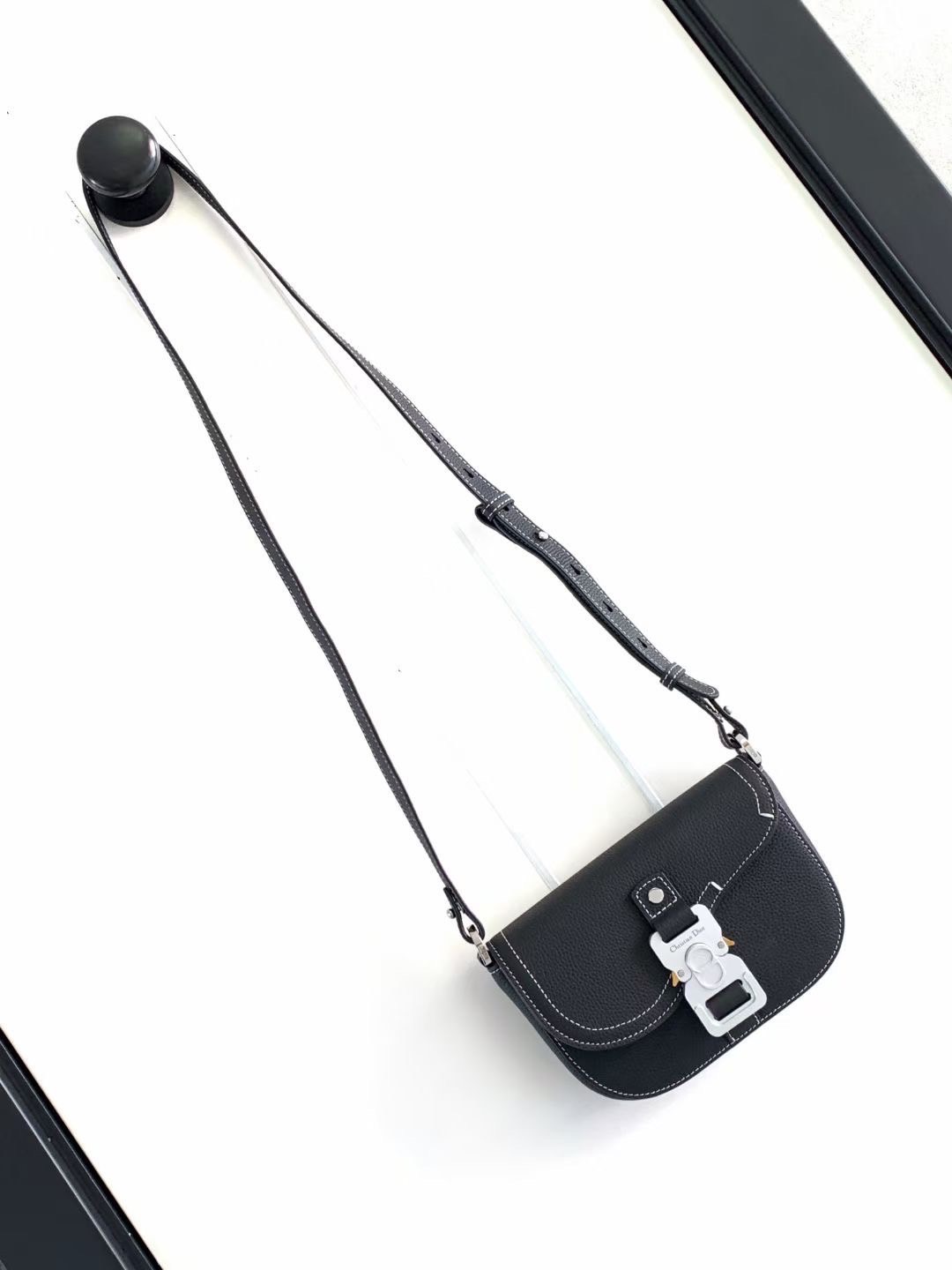 DIOR MINI Saddle Messenger Bag with Flap / Khaki / Black / Oblique Jacquard with Grained Leather กระเป๋าสะพายทรงแมสเซ็นเจอร์ รุ่นยอดนิยมของท่านชาย เกรดท็อปออริ สลับแท้ 1:1