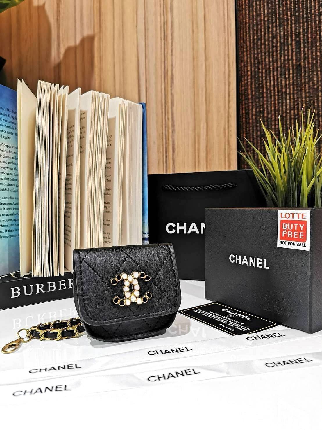 CHANEL QUILTED CRYSTAL CC MINI BAG VIP ไอเท็มแนะนำน่ารักสุดๆวัสดุหนังเรียบสีดำด้านหน้าประดับโลโก้แบรนด์เปิดปิดด้วยฝาปิดกระดุมแม่เหล็กอะไหล่ทองสวยดูดีมาพร้อมสายโซ่ร้อยหนังสามารถใช้คล้องกระเป๋า พวงกุญแจ เข็มขัดได้ ใส่ Airpods เหรียญ หรือกุญแจได้ น่ารักน่าใช