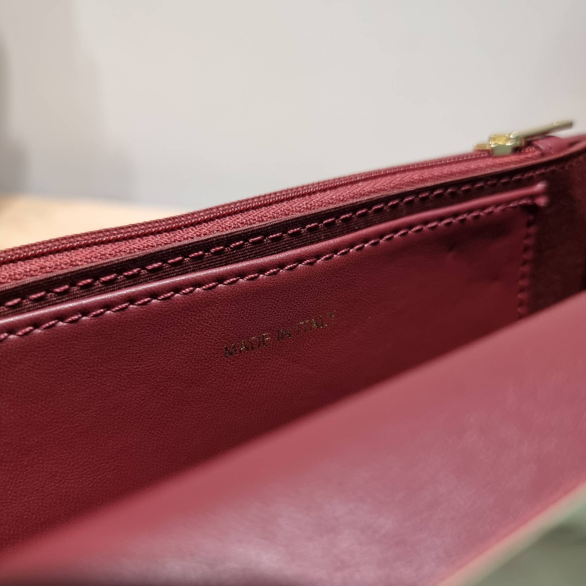 CHANEL woc with top handle black / CHANEL WALLET ON CHAIN กระเป๋าสะพายข้างไซส์กำลังดี สวยหรู ดีไซน์คลาสสิคผสานกิมมิคประจำแบรนด์ ทำให้ไอเท็มนี้เพิ่มมูลค่าขึ้นไปอีก สร้างสรรค์ตัวกระเป๋าด้วยหนังแกะ สัมผัสสบายมือ ใช้งานสะดวกด้วยกระดุมแม่เหล็ก ภายในกระเป๋าแบ่ง