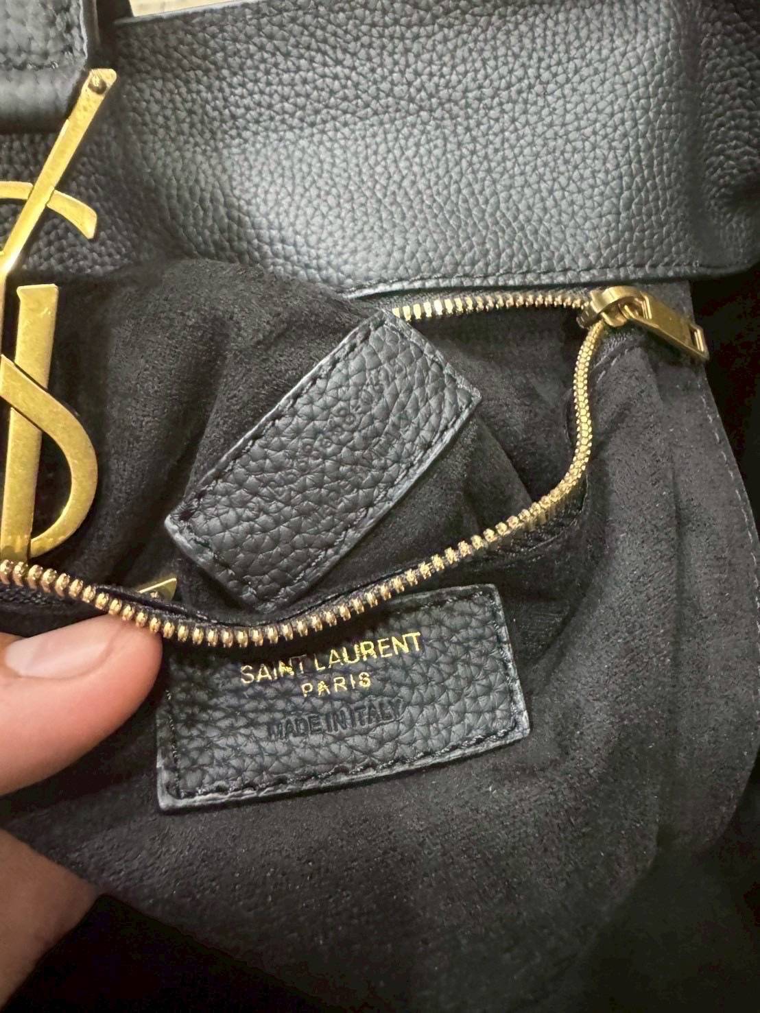 ORI หนังแท้ | YSL LE 5 À 7 BEA IN GRAINED LEATHER TOTE BAG กระเป๋าทรงโท้ทหนังแท้ลายเกรน สวยเด่นเป็นเอกลักษณ์ ดีไซน์เรียบแต่มาก สวยดูแพง ภายในโล่งกว้าง จุของได้เยอะ