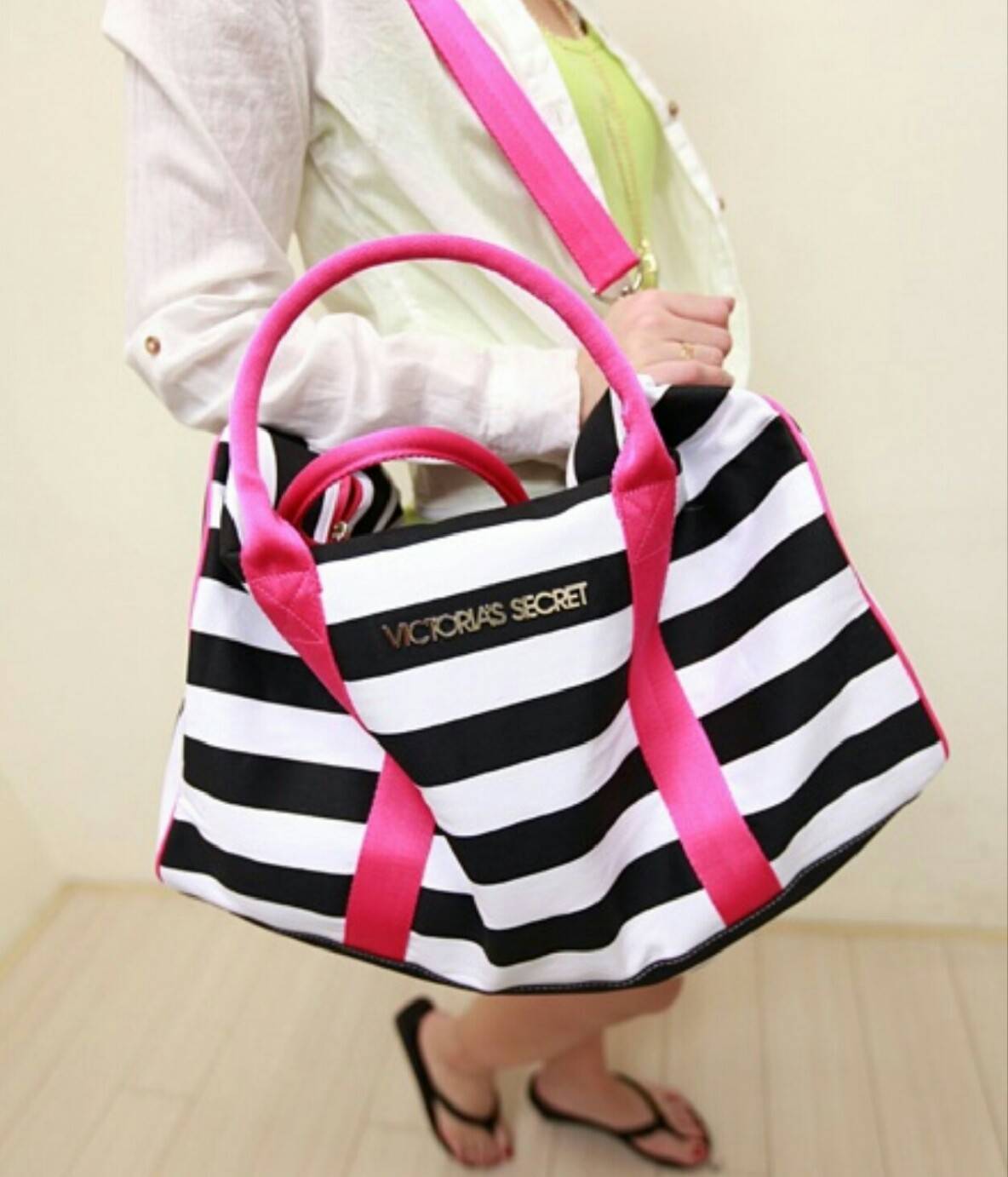 กระเป๋าTravel bag สีชมพู สุดทันสมัย ยี่ห้อ Victoria's Secret รุ่น Victoria's Secret Stript canvas bag กระเป๋าผ้าแคนวาส สุดเริ่ด ดีไซน์แบบลายขาวดำ แถบสีชมพู สวยปังมากๆค่ะ สามารถใส่เสื้อผ้าไว้ไปเที่ยว หรือไปฟิตเนต ใบนี้คุ้ม จุ และสวยมากๆค่ะ ปากกระ