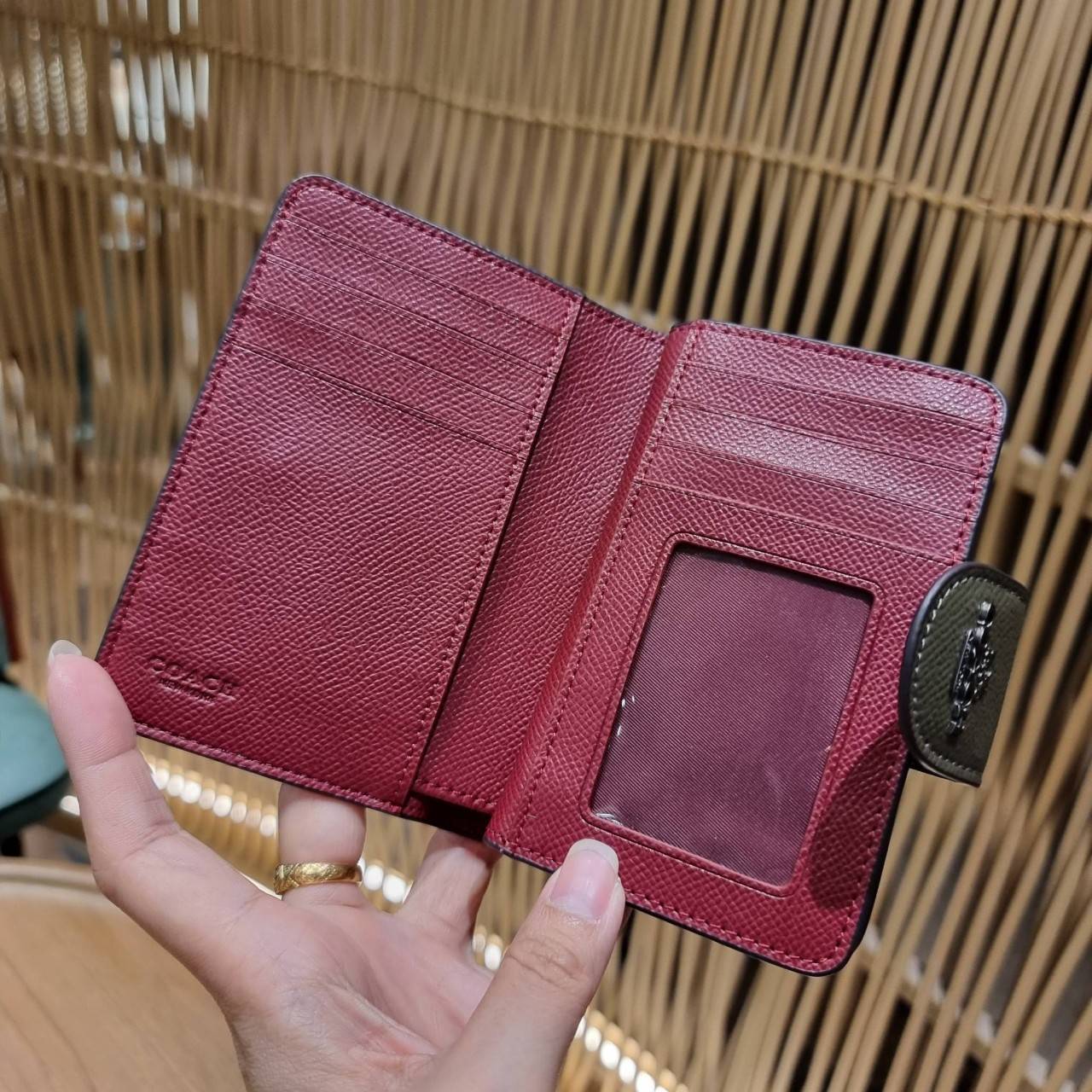 COACH 6390 MEDIUM CORNER ZIP WALLET เดอะเบสท์รุ่นที่สาวๆตามหา!! ดีไซน์ใหม่ สวยสะกด!! กระเป๋าสตางค์ใบกลาง สีคลาสสิค เรียบแต่แฝงความหรู บอกเลยว่ามันละมุนมาก!! ด้วยวัสดุหนัง crossgrain ที่ดูแลรักษาง่าย และยังดูผู้ดี ถือใช้แล้วขับผิวทุกสี ภายในมีช่องใส่บัตรแล