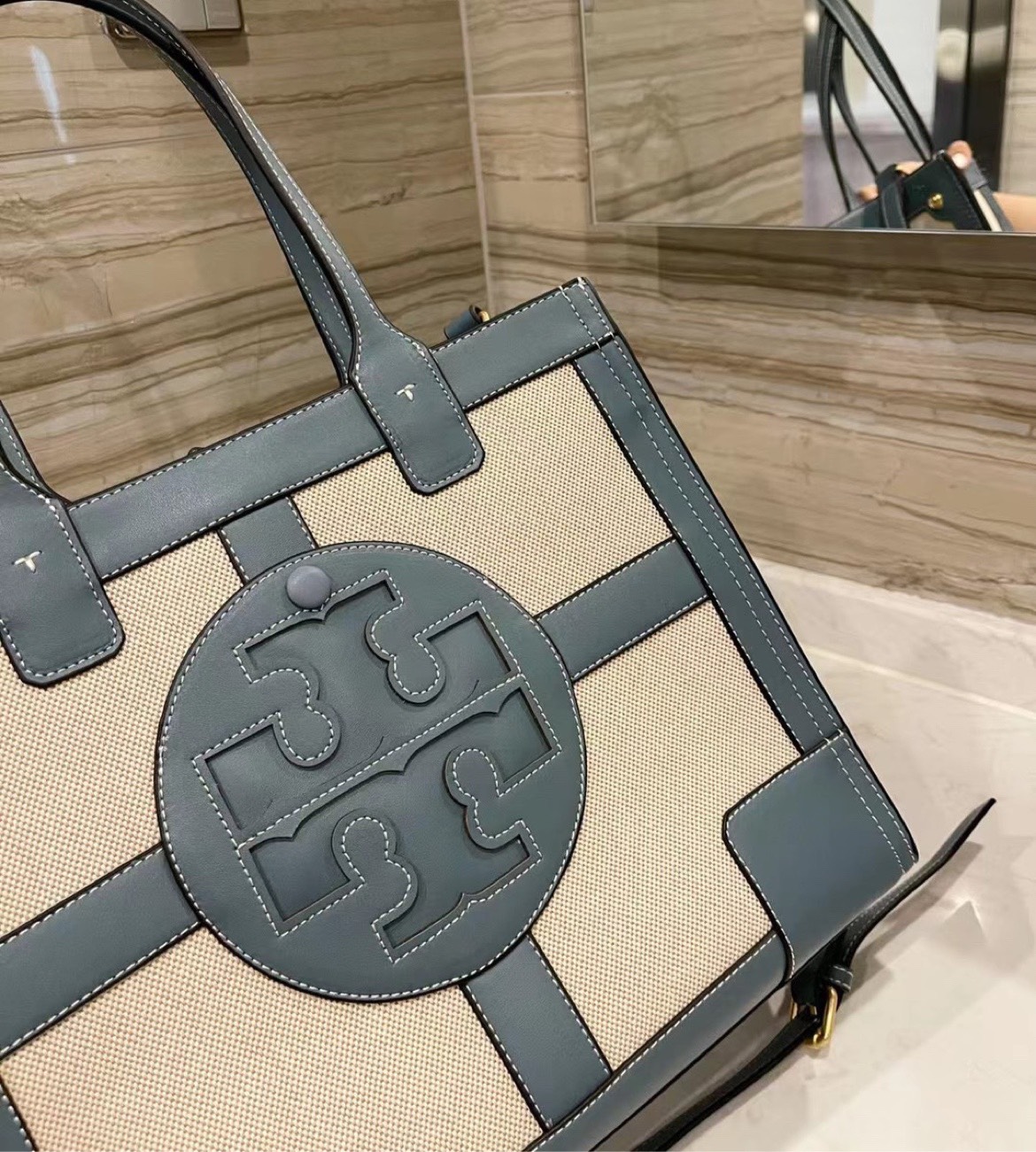 Tory burch ella canvas quadrant tote กระเป๋าสำหรับใช้ในวันที่มีกิจกรรมทางการ เช่น วันที่ไปเยี่ยมลูกค้าของบริษัทหรือประชุมสำคัญ อันดับแรกที่ควรคำนึงถึงเลยคือ "ความสุภาพของสีกระเป๋า" ในวันสำคัญเช่นนี้คุณควรเลือกกระเป๋าที่มีโทนสีเรียบง่ายสีสันไม่ฉู