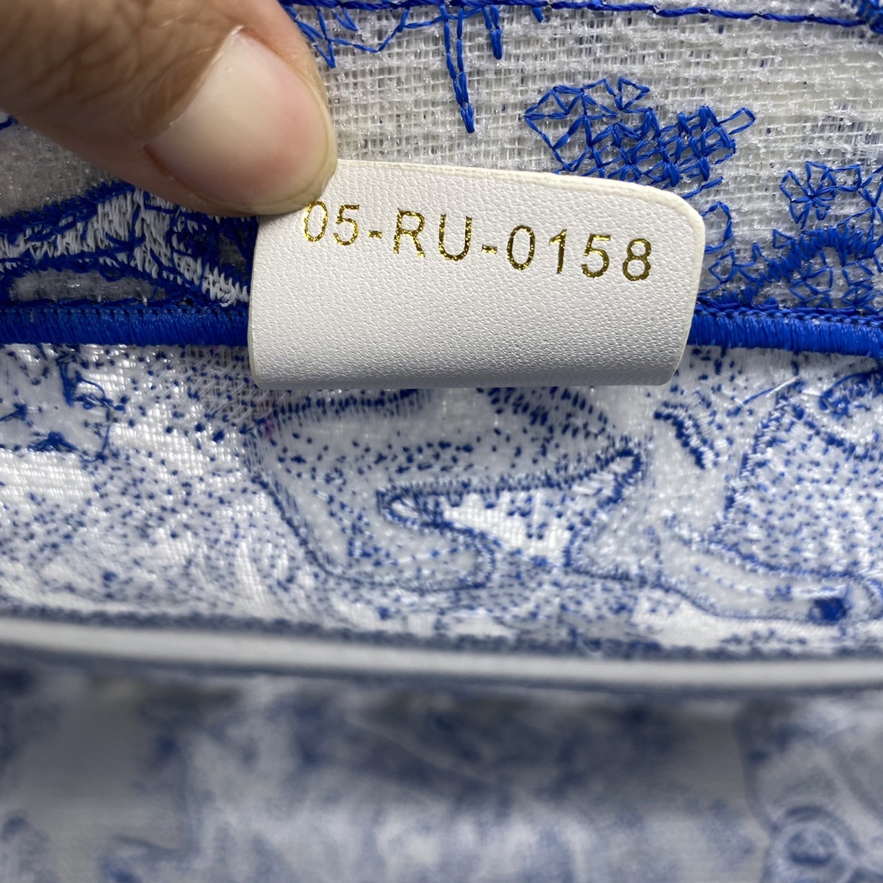 DIOR Book Tote Fluorescent Blue Toile de Jouy Reverse Embroidery เกรดออริจินอล ภาพสินค้าถ่ายจากงานขายจริงใช้งานต่างประเทศได้