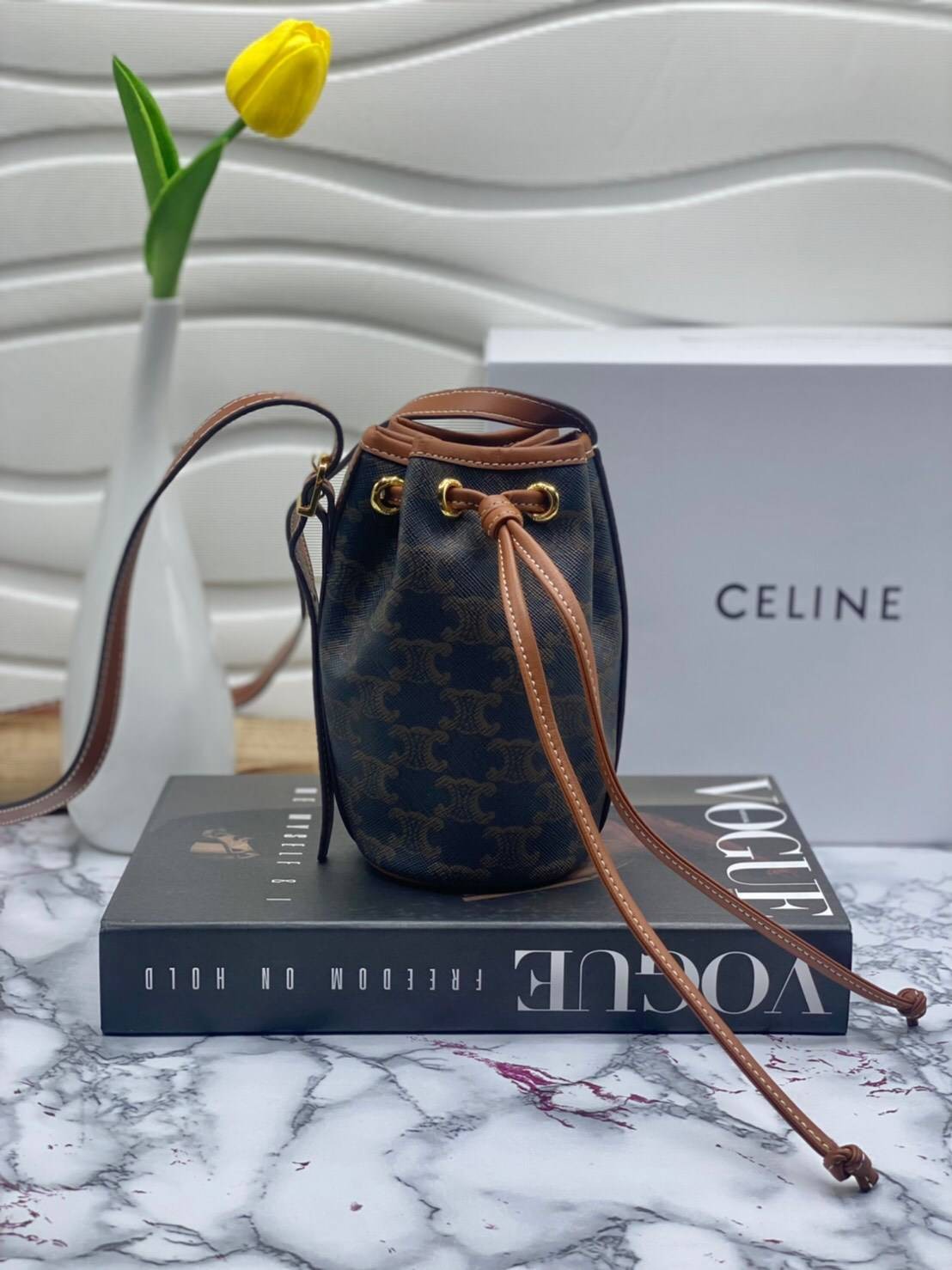 VIP 】หนังแท้ CELINE MINI DRAWSTRING BAG IN TRIOMPHE CANVAS AND CALFSKIN กระเป๋าทรงบัคเก็ตขนาดมินิน่ารัก ในรุ่นนี้ได้รับคำชื่นชมจากแฟชั่นกูรูทั้งหลาย เนื่องจากมีรูปทรงที่สุดแสนจะเรียบง่าย มีช่องใส่ของที่กว้าง ตัวกระเป๋าเป็นแบบหูรูด ช่วยให้เปิด-ปิดง่าย สะดว