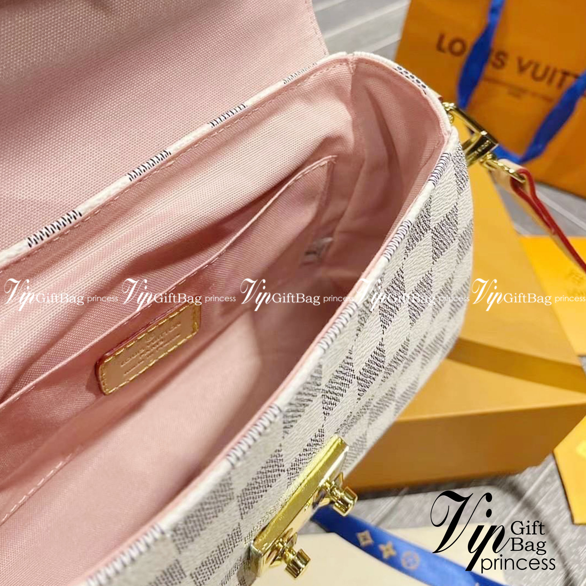 LV CROISETTE CROSSBODY BAG ให้สาวๆได้สวย ในราคาจับต้องได้ กับกระเป๋าสะพายข้าง ดีไซน์ลวดลายตารางเอกลักษณ์ คลาสสิคแต่ดูผู้ดี วัสดุหนังแคนวาส เปิด-ปิดด้วยตัวล็อคแน่นหนา ภายในโล่งกว้าง ใส่ของสำคัญได้ครบถ้วน สายสะพายถอดออกได้ ปรับได้ มีหูจับในตัว ถือเก๋ๆ หรือจ