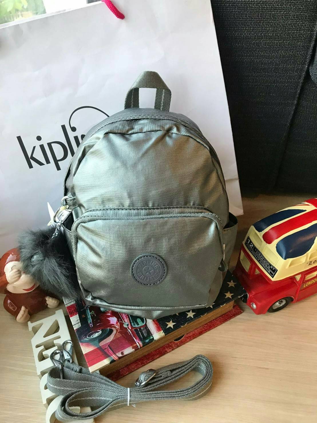 Kipling Kaopin Mini Backpack Woman’s กระเป๋าเป้สะพายรุ่นใหม่!!ขนาดมินิ สามารถแบบเป้หรือทรงcrossbody ได้ มีหลายช่องใช้งาน ด้านหน้าเป็นช่องซิปเล็กใส่ของจุกจิก ภายในมีช่องเล็กแยกเป็นสัดส่วน ใส่กระเป๋าสตางค์ยาวหรือมินิไอแพคได้ ขนาดกะทัดรัด มาพร้อมพวงกุญแจลิงส