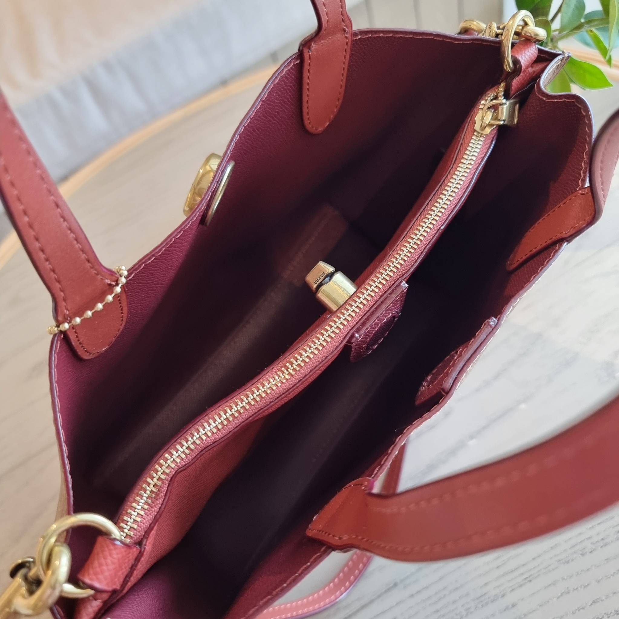 COACH C8562 WILLOW TOTE 24 IN SIGNATURE CANVAS น้องสาวลุคลูกคุณมาแล้วจ้า กระเป๋าถือ/สะพาย ดีไซน์สุดคลาสสิค ไอเท็มขายดีที่สุด ลงตัว เรียบหรู ใบจริงคือผู้ดี๊ผู้ดี ใช่ได้ทุกๆโอกาส วัสดุหนังแคนวาส ทนทาน เปิดปิดด้วยตัวบิดล็อค และอีกฝั่งเป็นกระดุมแม่เหล็ก ภายใน