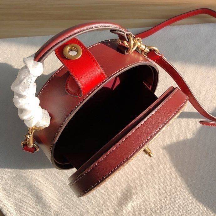 COACH LUNAR NEW YEAR CIRCLE BAG IN SIGNATURE CANVAS กระเป๋าทรงกลม ถือและสะพายข้างได้ วัสดุหนังแท้ ลาย C สวยหรู!! ตามแบบฉบับแบรนด์ ดูแพงมาก ราคาสุดคุ้มแบบนี้ ต้องมีไว้ใช้สักใบน้า!!