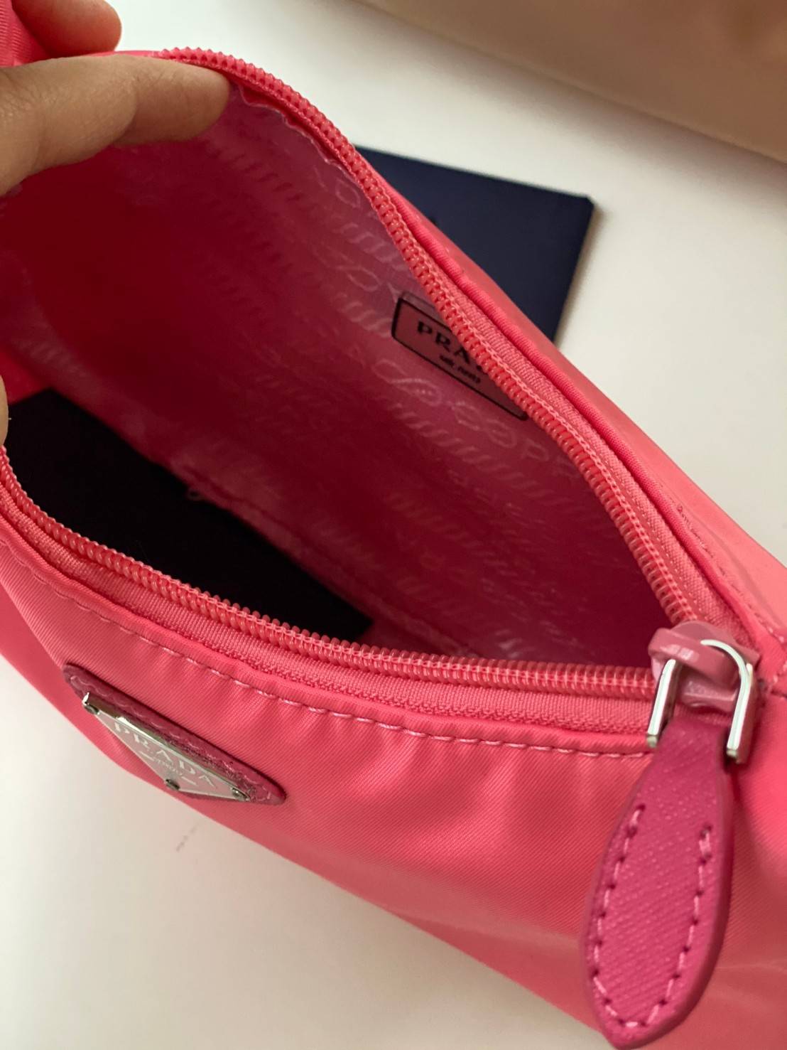 พรีเมี่ยมกิ๊ฟแท้ 100% 】สีใหม่พร้อมส่งที่นี่ที่เดียว Prada nylon mini shoulder bag กระเป๋าถือหรือสะพายไหล่ size mini กำลังน่ารัก