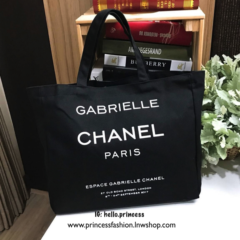 Chanel Canvas Shopping Bag Gift With Purchase (GWP) กระเป๋าสะพายทรง Shopping VIP. gift จาก Chanel Perfume วัสดุ Canvas เนื้อหนา คุณภาพ พิมพ์ลายเเบรนด์ทั้ง 2 ด้าน ดูมีดีเทล จุมาก ใส่ A4, Laptop น้ำหนักเบา Must Have !