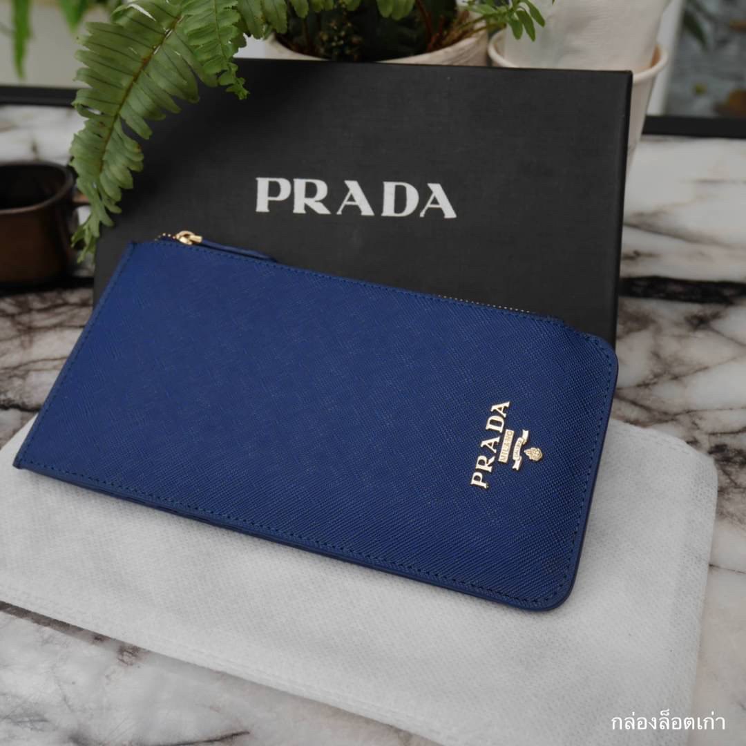 รุ่นขายดีเว่อร์วัง♡♡ PRADA LONG WALLET *สำหรับคนชอบใส่บัตรเยอะ แนะนำรุ่นนี้คะ กระเป๋าสตางค์ทรงสวย สะดุดตา หนังสัมผัส Safiano จากแบรนด์ PRADA มีช่องใส่นามบัตรมากถึง 16 ช่อง ด้านหน้ามีโลโก้แบรนด์สีทองหร