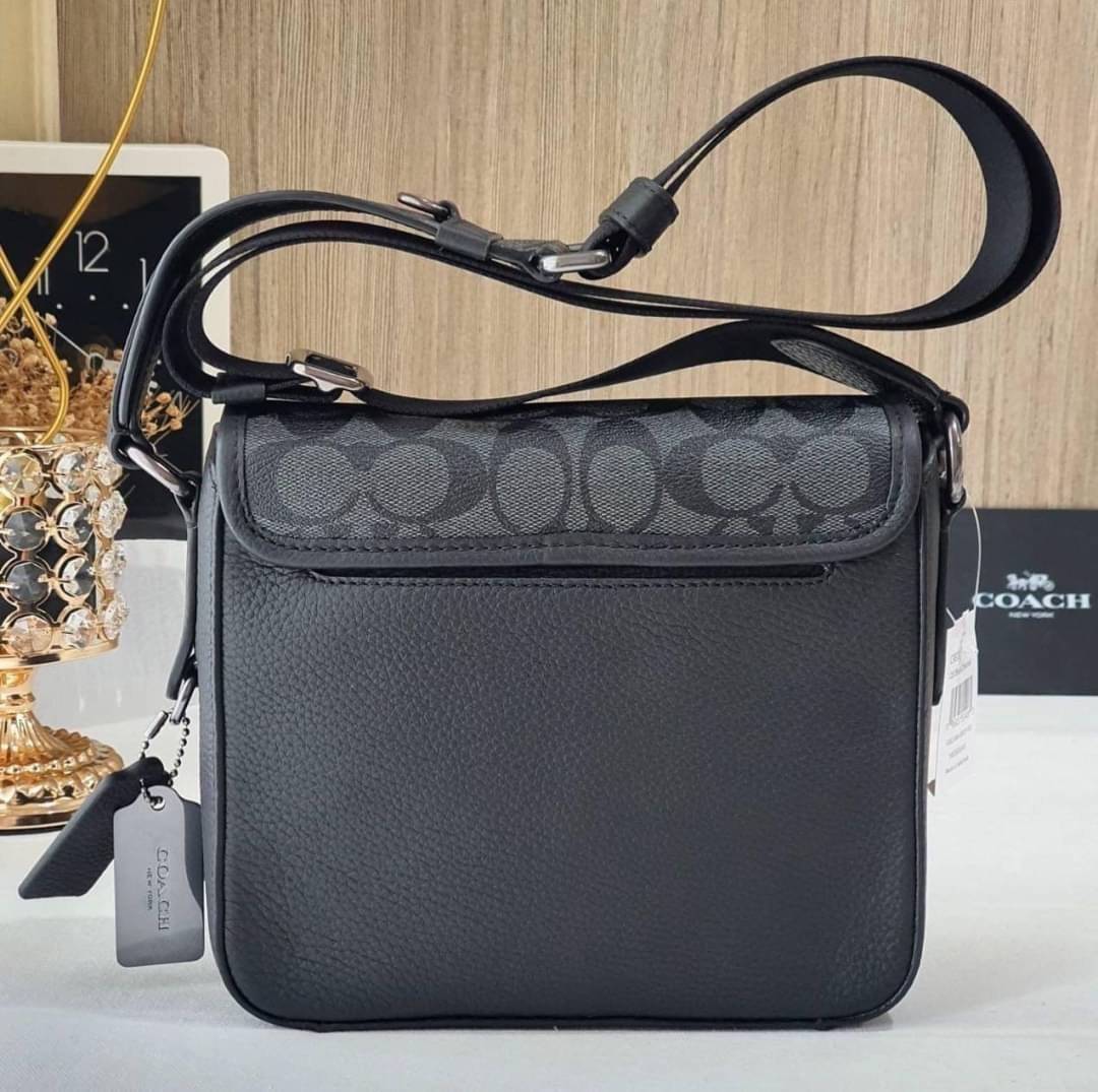 COACH SULLIVAN FLAP CROSSBODY IN SIGNATURE ((C9870)) ความเท๋ ความหล่อ ยกให้รุ่นนี้เลยค่าา พร้อมส่งก่อนใคร! ทรง สวยเก๋ กระเป๋าสะพายแบบครอสบอดี้ร์ของคุณผู้ชายเค้าเลยค่ะ หนังแท้2แบบสวยงาม น่าใช้มากๆ