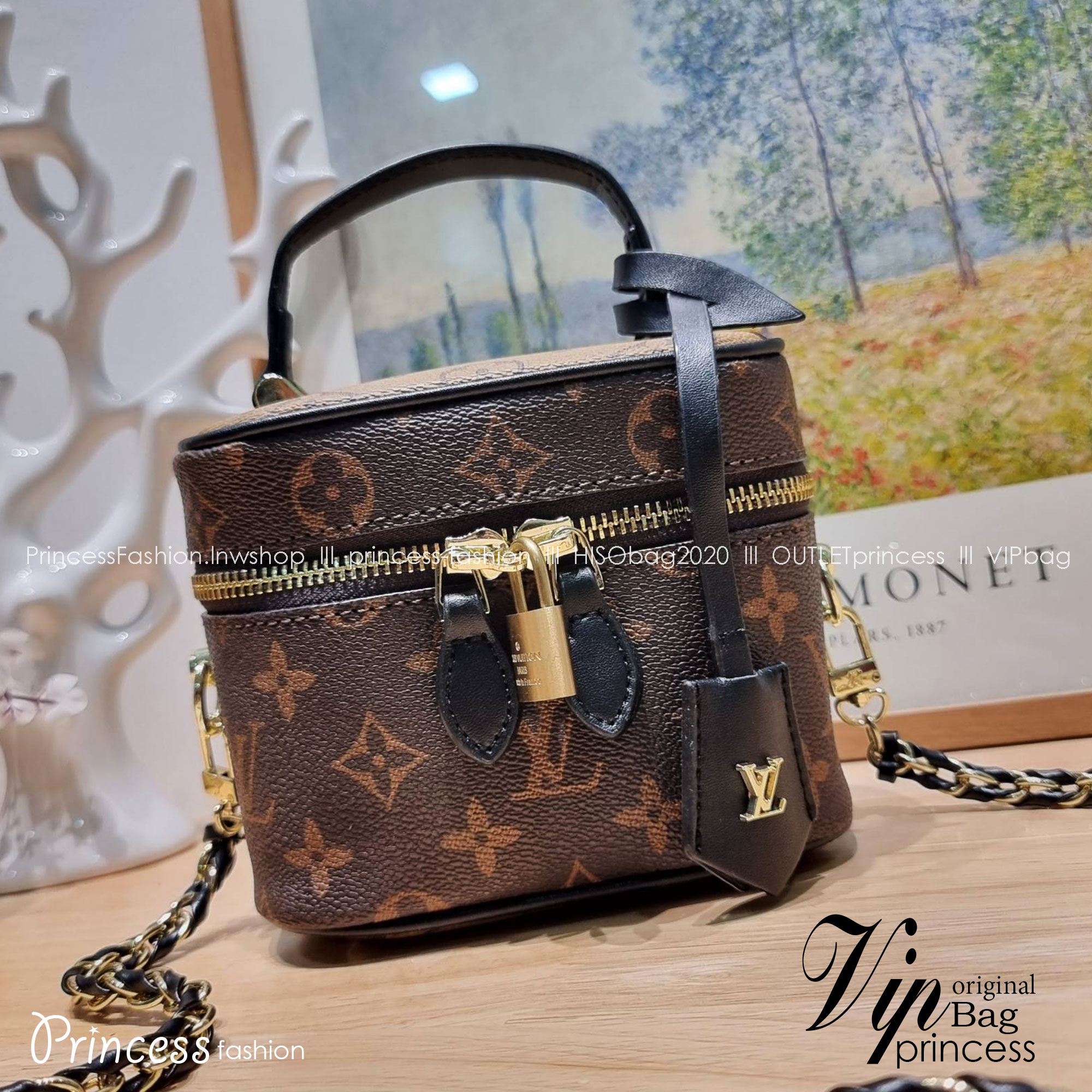 LV Vanity PM / Lv reverse monogram vanity bag กระเป๋าถือ/สะพาย สวยอยู่ทรง มาพร้อม box set สุดหรู adapt ใช้เป็นกระเป๋าเก็บเครื่องสำอางค์ ถือเชิดๆ หรือสะพายเลิศๆ ไปเที่ยว ไปไหนๆก็ดูแพง!! สวยจริงจัง!!