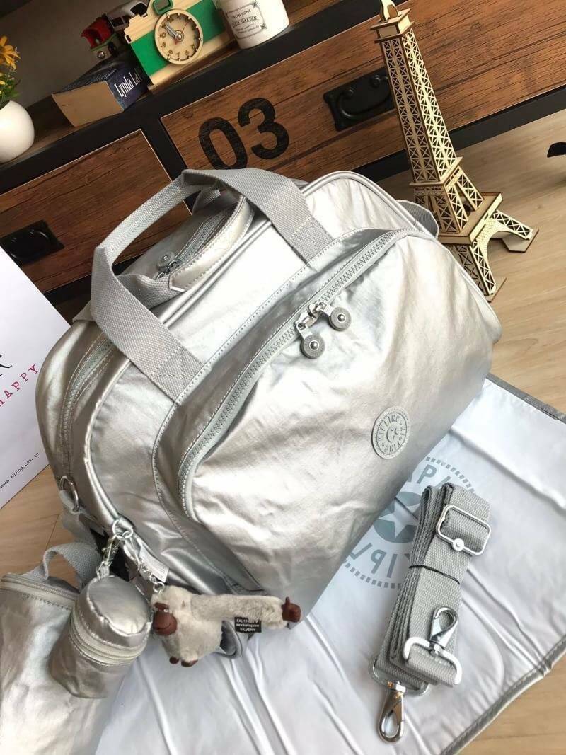 Kipling shoulder bag K13556 CAMAMA CARDINAL กระเป๋าเดินทางขนาดใหญ่ คอลเลคชั่นใหม่จากkipling ใส่เสื้อผ้าได้หลายชุดเลยทีเดียว ด้านข้างมีที่คล้องสำหรับคล้องหมวกหรืออื่นๆและในเซ็ทยังมีใบเล็กใส่เหรียญ1+ใบพ่วงเก็บอุณหภูมิ1+แผ่นรองเอนกประสงค์ และสายสะพายถอดออกได