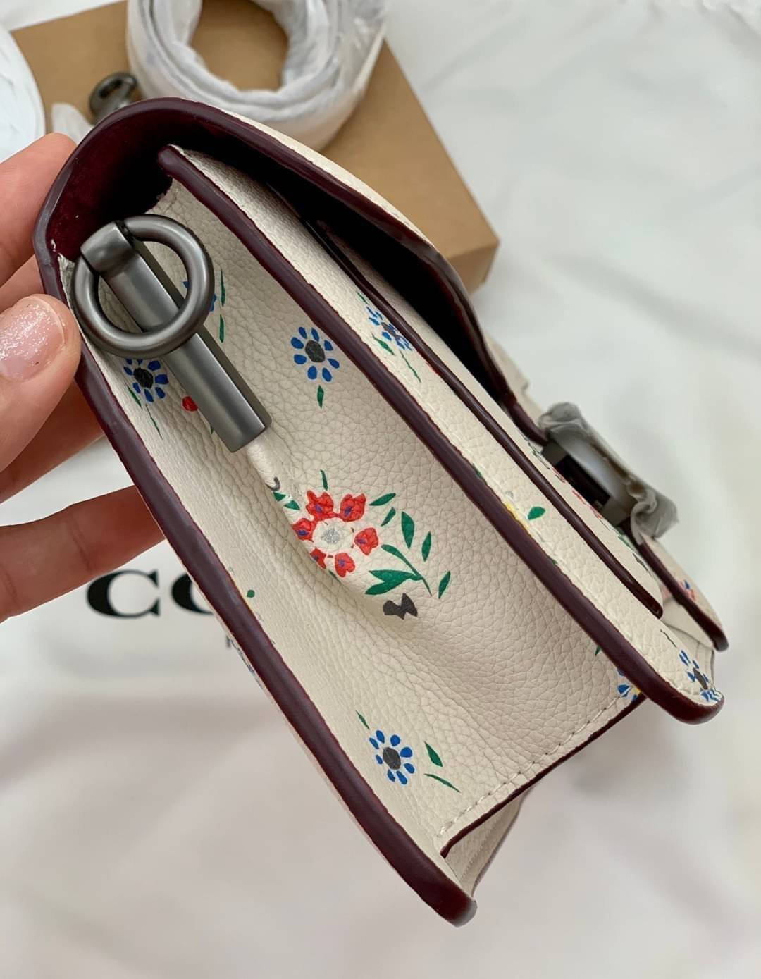OUTLET 】รุ่นหายาก รุ่นตามหา ห้ามพลาดค่ะ! COACH TABBY FLORALPRINT ((B2081-630)) Wildflower-print Leather Shoulder Bag In White พร้อมส่งอีกครั้งค่ะ! กระเป๋าหิ้ว//สะพายไหล่//สะพายข้างได้หรือถือแบบคลัทออกงานได้เลย สุดคุ้ม! หนังแท้นิ่มอย่างดี 🌸 จุดเด่น