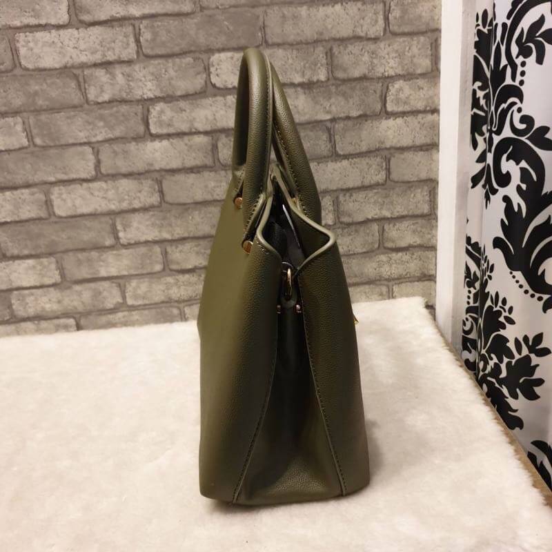 CHARLES & KEITH CLASSIC TOP HANDLE BAG กระเป๋าถือหรือสะพายใบใหญ่ ทรงแข็ง หนัง pu สวย ดีไซน์เรียบหรู ดูดี ด้านหน้าป้ายโลโก้แบบนูน ด้านหลังมีซ่องซิป 1 ช่อง เปิด-ปิดแบบกระดุมแม่เหล็ก ภายในมี 2 ช่องใหญ่ คั่นกลางด้วยช่องซิป มีหมุดรองรองฐานสี่มุม มาพร้อมสายสะพา