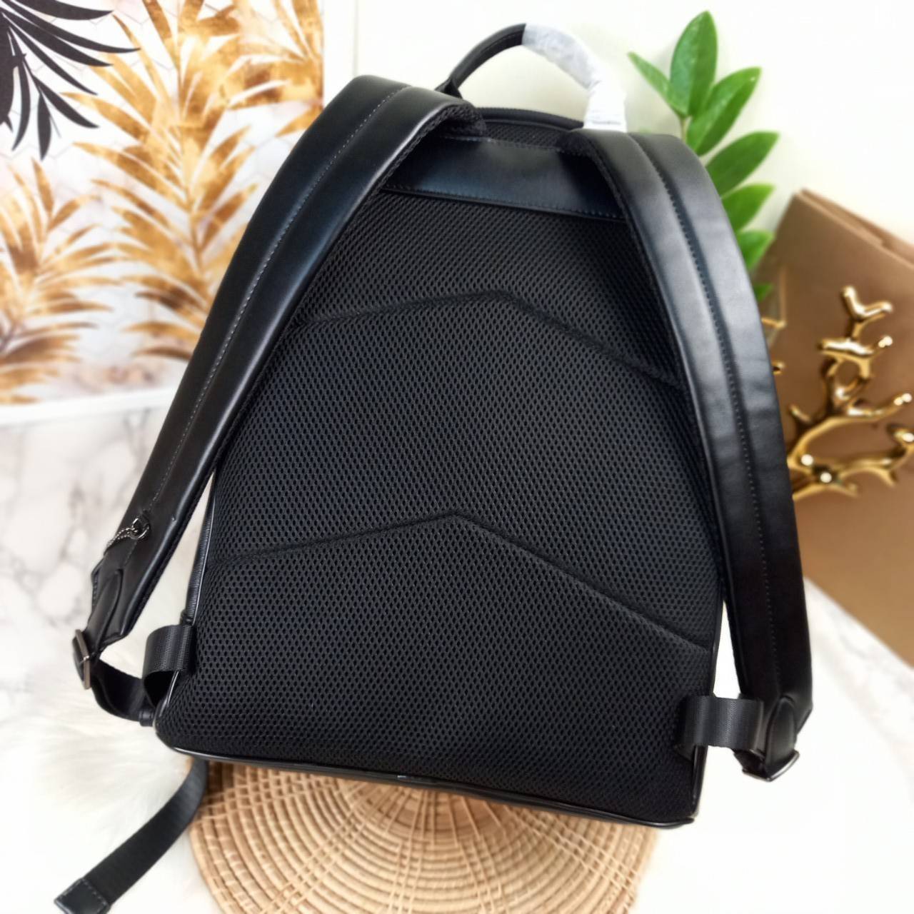 COACH WEST BACKPACK IN SIGNATURE CANVAS WITH VARSITY STRIPE (COACH 3001)😎กระเป๋าเป้ กระเป๋าสะพาย รุ่นหายาก ที่มีมาไม่บ่อย// วัสดุแคนวาส ผสมหนังแท้ หนังนิ่ม ทรงสวย จุของได้เยอะ ลาย SIGNATURE โดดเด่น ดูดีม๊าก!!// มีช่องหลัก แยกเป็น 2 ช่อง สามารถแยกเ