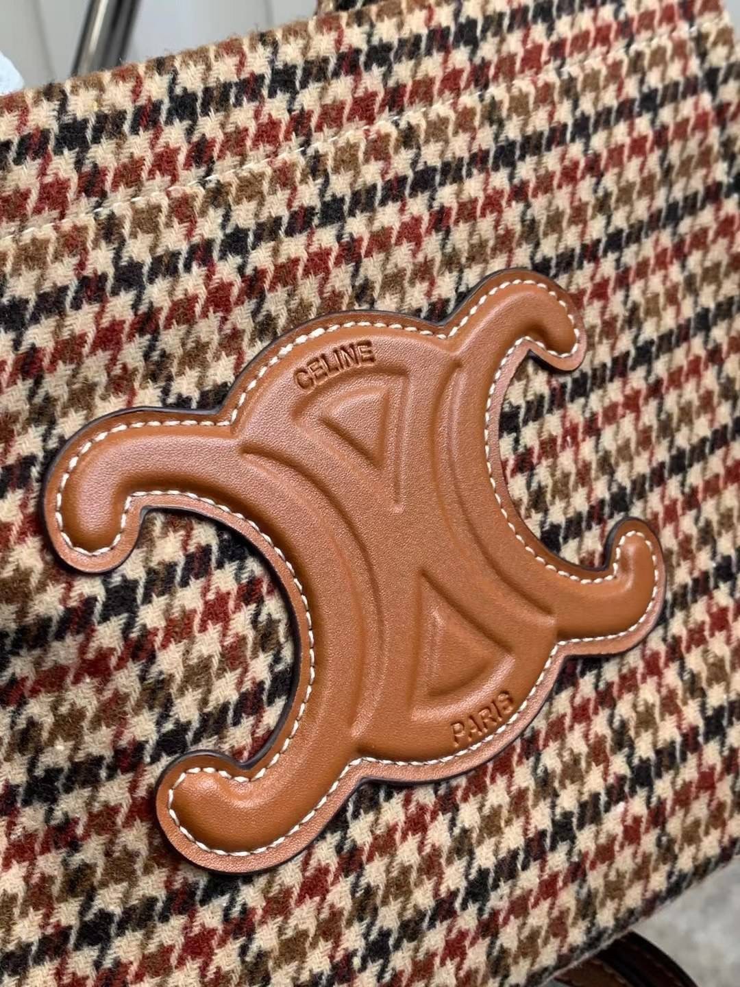 CELINE CABAS THAIS IN TWEED AND CALFSKIN MULTICOLOR / Celine Tote bag รุ่นใหม่ล่าสุด! CELINE MINI CANVAS BAG กระเป๋าผ้าลายสก๊อตสุดเก๋ รูปทรงสวย ขนาดมินิน่ารัก ประดับโลโก้หนังด้านหน้า ช่องใหญ่ด้านในบุผ้าสีเบจ จุของได้กำลังดี