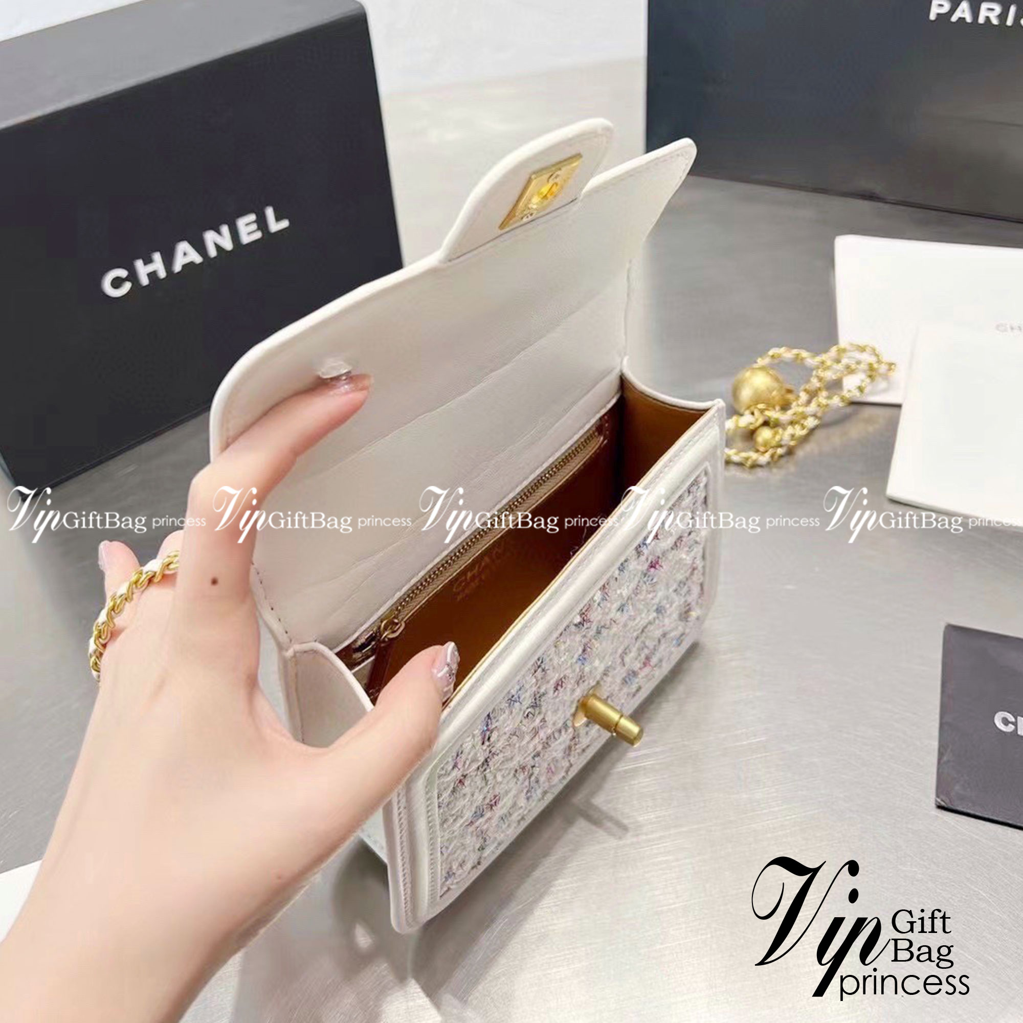 Chanel tweed mini flap bag / Chanel mini top handle กระเป๋าสะพายงานผ้าทวิตเอกลักษณ์เฉพาะของแบรนด์ งานสวยเป๊ะ มาพร้อมสายยาวถอดออกถือสวยๆเริ่ดๆ คิวท์มาก!! ดีเทลน่ารักเพียบ!!